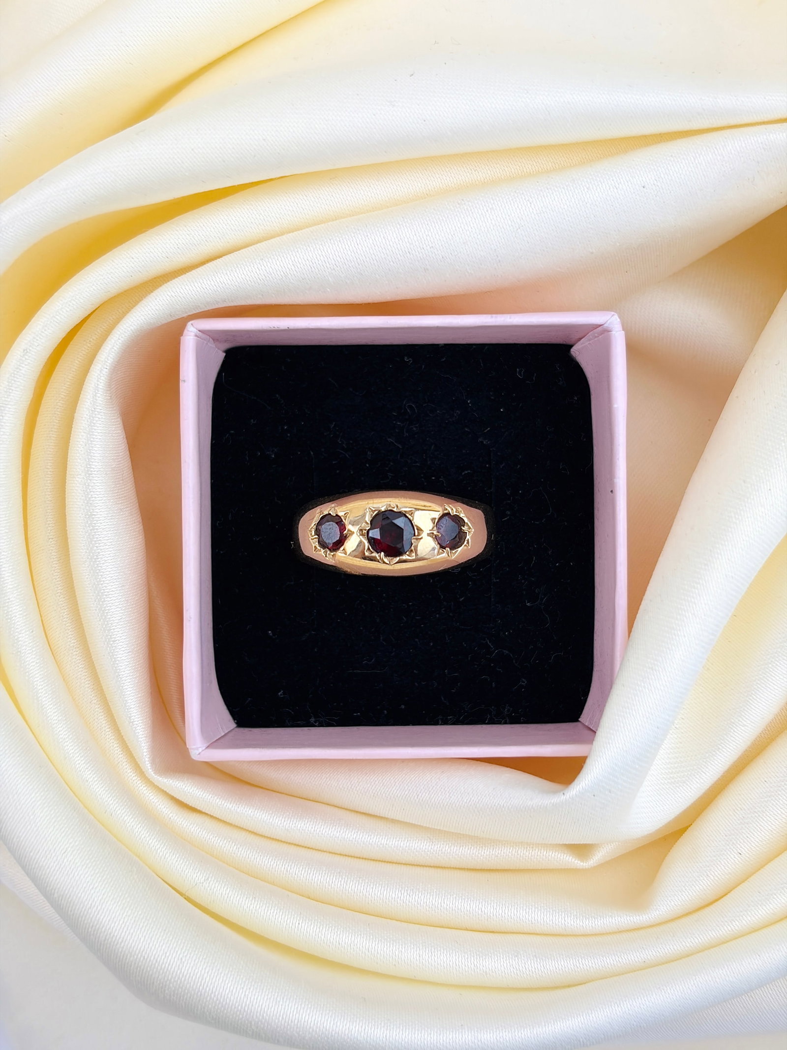 VINTAGE C.1979 CHUNKY 9CT YELLOW GOLD GARNET 3 STONE STAR RING - 9
