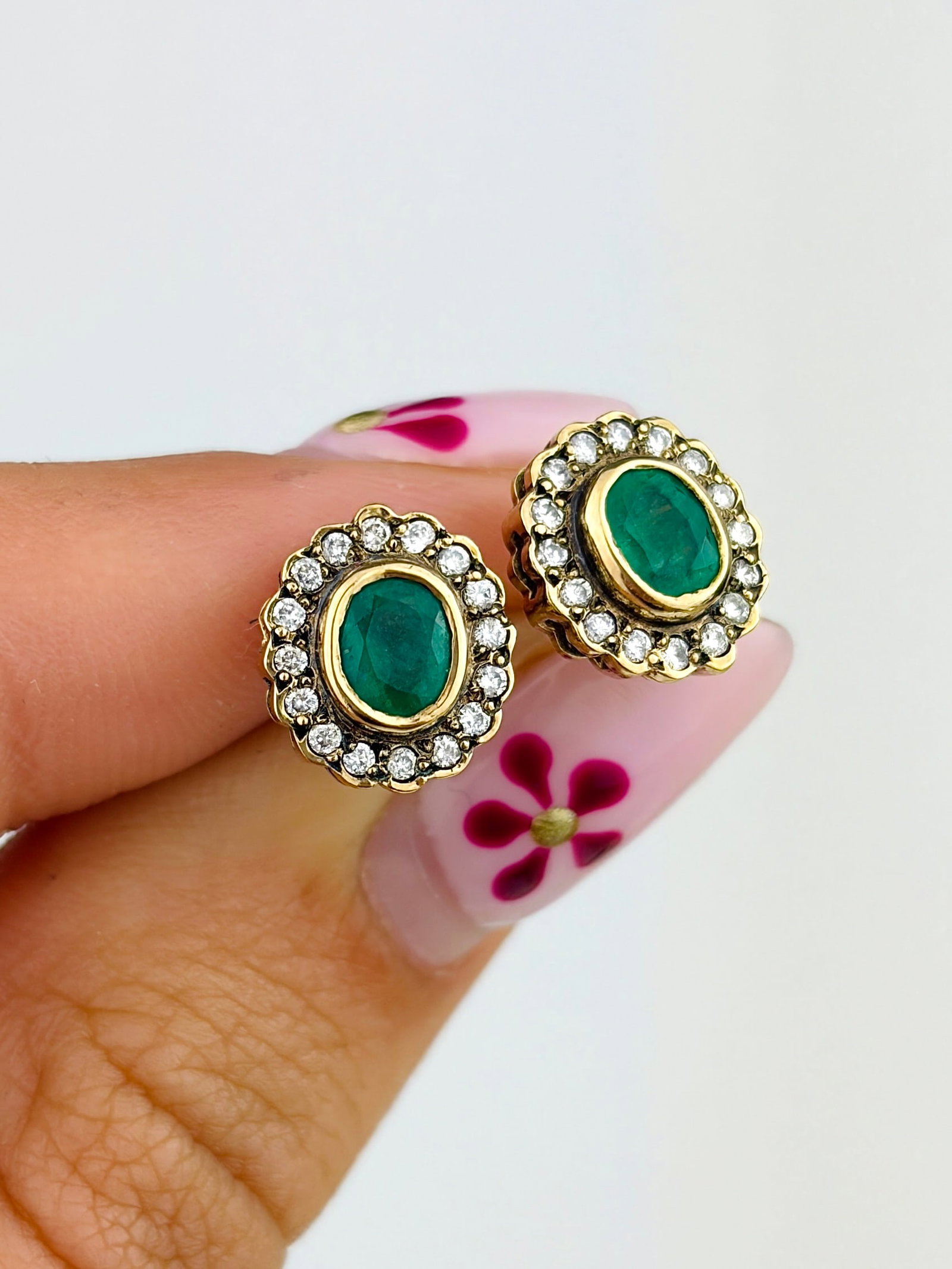 WONDERFUL 9CT YELLOW GOLD EMERALD AND DIAMOND CLUSTER STUD EARRINGS (1 of 6)