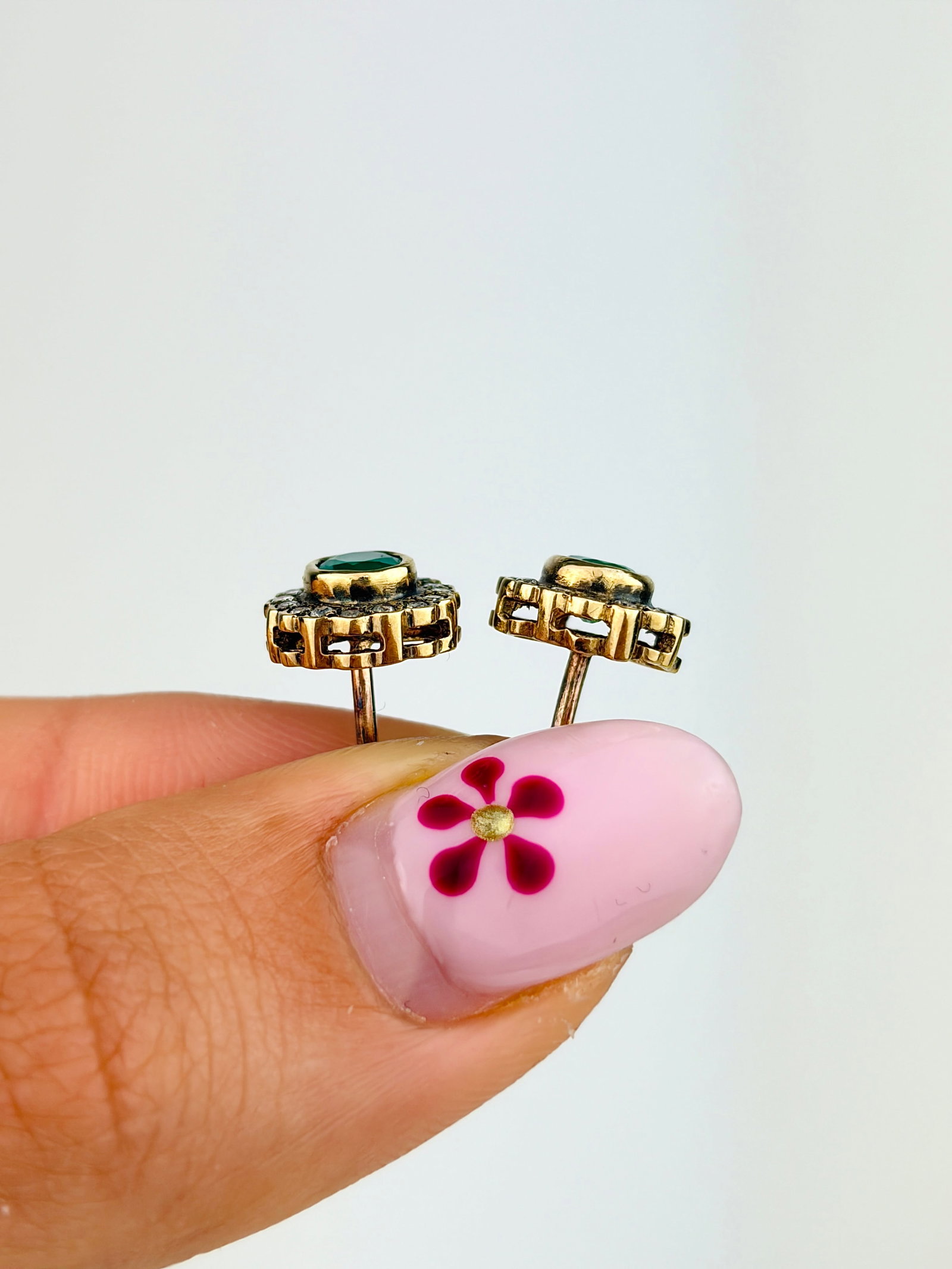 WONDERFUL 9CT YELLOW GOLD EMERALD AND DIAMOND CLUSTER STUD EARRINGS - 2