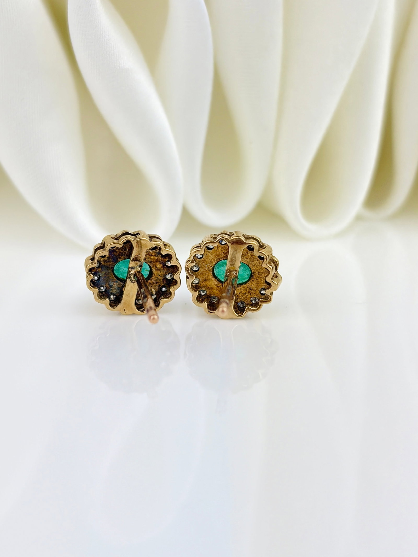 WONDERFUL 9CT YELLOW GOLD EMERALD AND DIAMOND CLUSTER STUD EARRINGS - 3