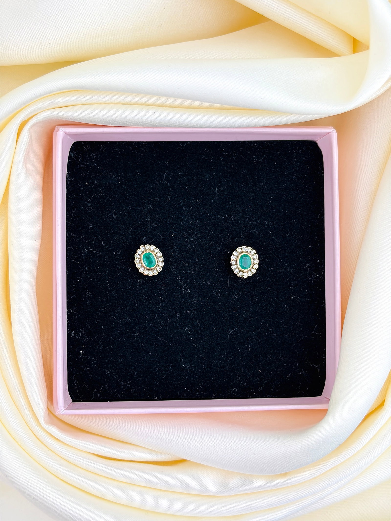 WONDERFUL 9CT YELLOW GOLD EMERALD AND DIAMOND CLUSTER STUD EARRINGS - 6