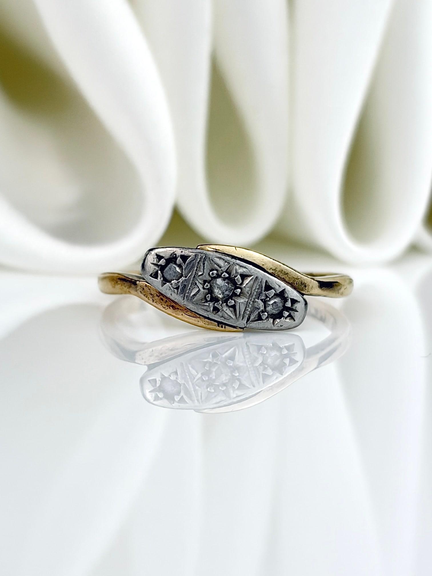 ANTIQUE ART DECO 18CT GOLD AND PLATINUM 3 STONE DIAMOND RING: ANTIQUE ART DECO 18CT GOLD AND PLATINUM 3 STONE DIAMOND RING A gorgeous ring from the art deco era!