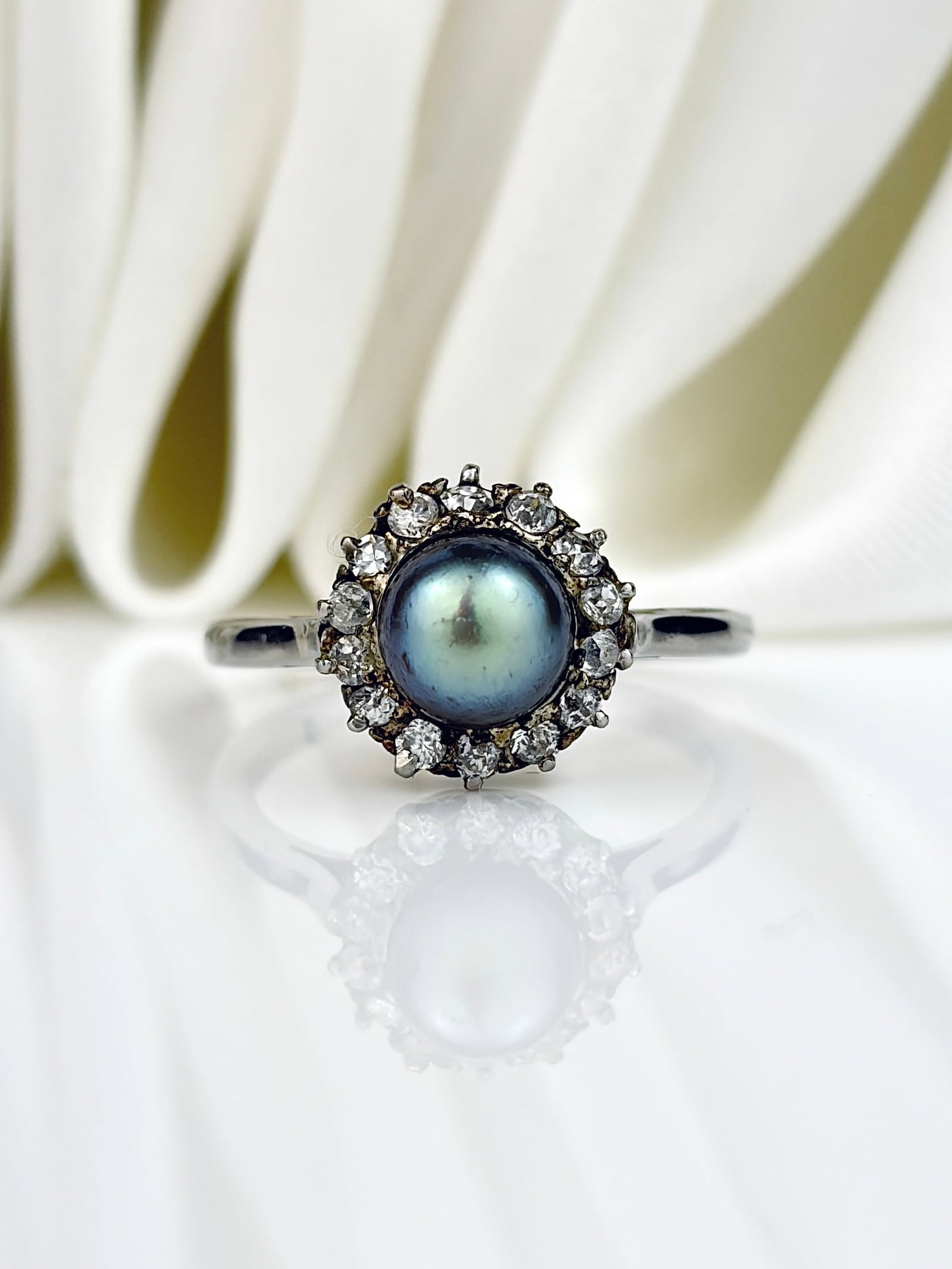 ANTIQUE PLATINUM AND 18CT GOLD BLACK PEARL AND DIAMOND CLUSTER RING: ANTIQUE PLATINUM AND 18CT GOLD BLACK PEARL AND DIAMOND CLUSTER RING A truly stunning ring!