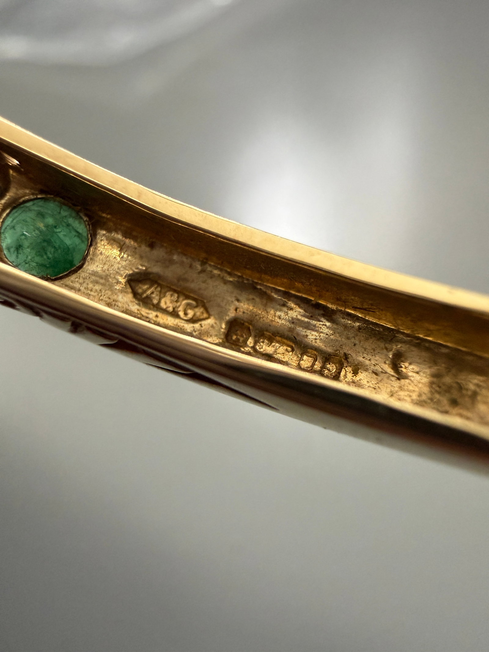 VINTAGE 9CT YELLOW GOLD EMERALD AND DIAMOND HINGED BANGLE - 10