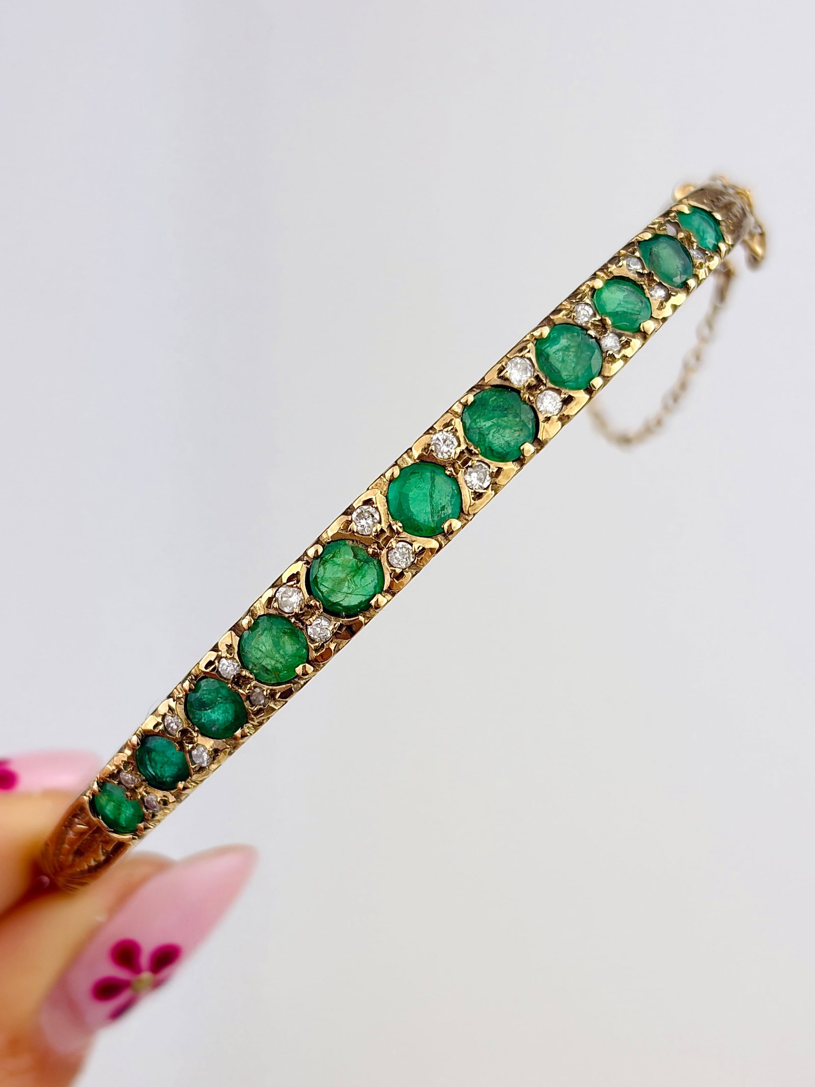 VINTAGE 9CT YELLOW GOLD EMERALD AND DIAMOND HINGED BANGLE (1 of 10)