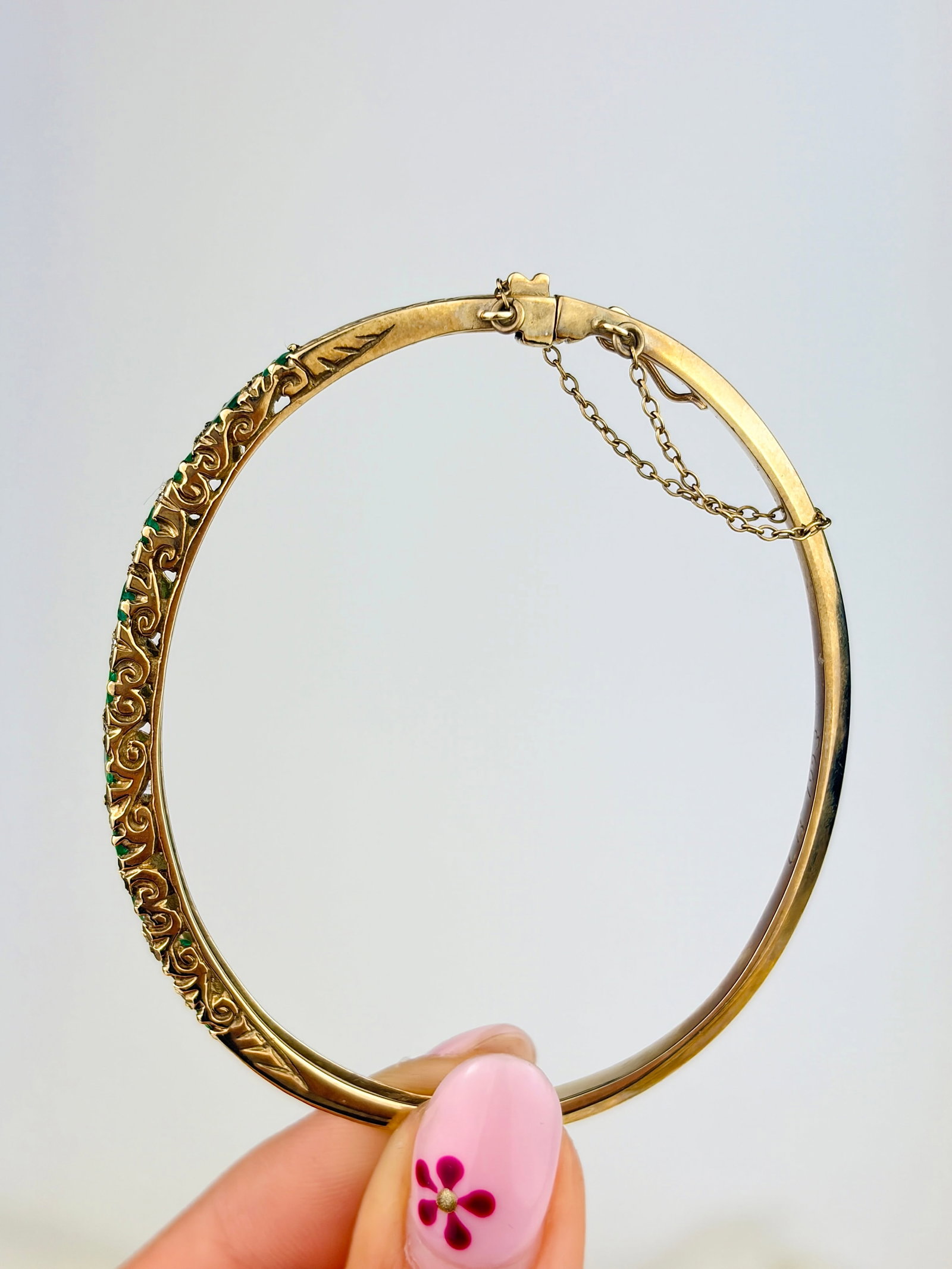 VINTAGE 9CT YELLOW GOLD EMERALD AND DIAMOND HINGED BANGLE - 3