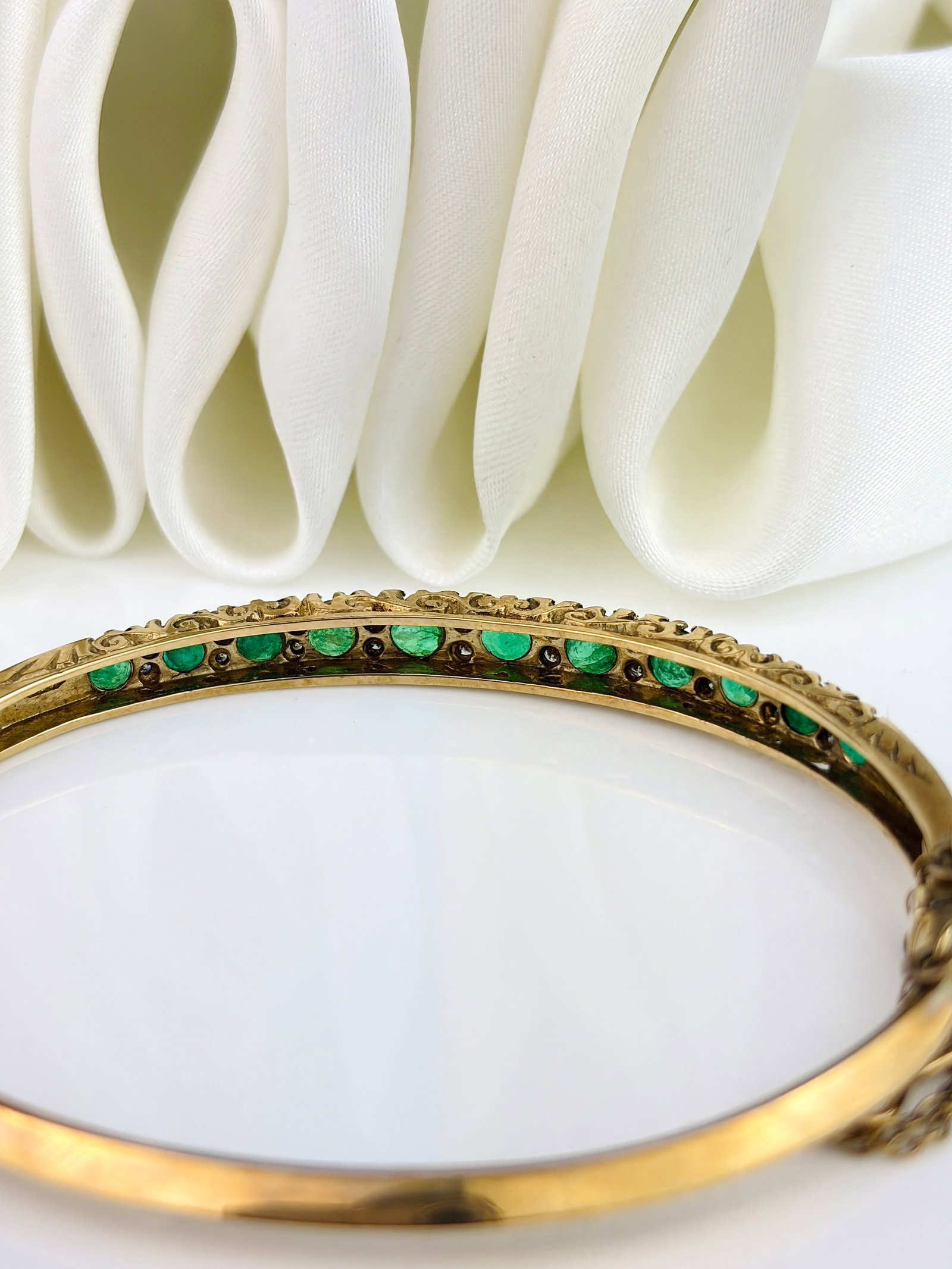 VINTAGE 9CT YELLOW GOLD EMERALD AND DIAMOND HINGED BANGLE - 4