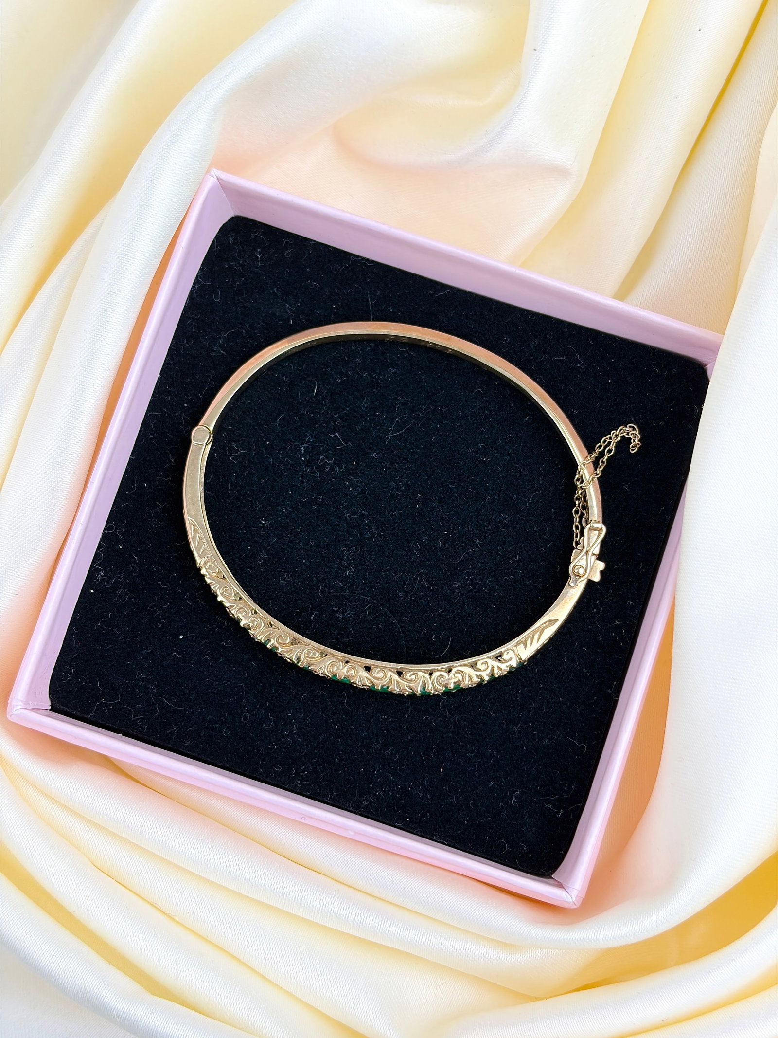 VINTAGE 9CT YELLOW GOLD EMERALD AND DIAMOND HINGED BANGLE - 7