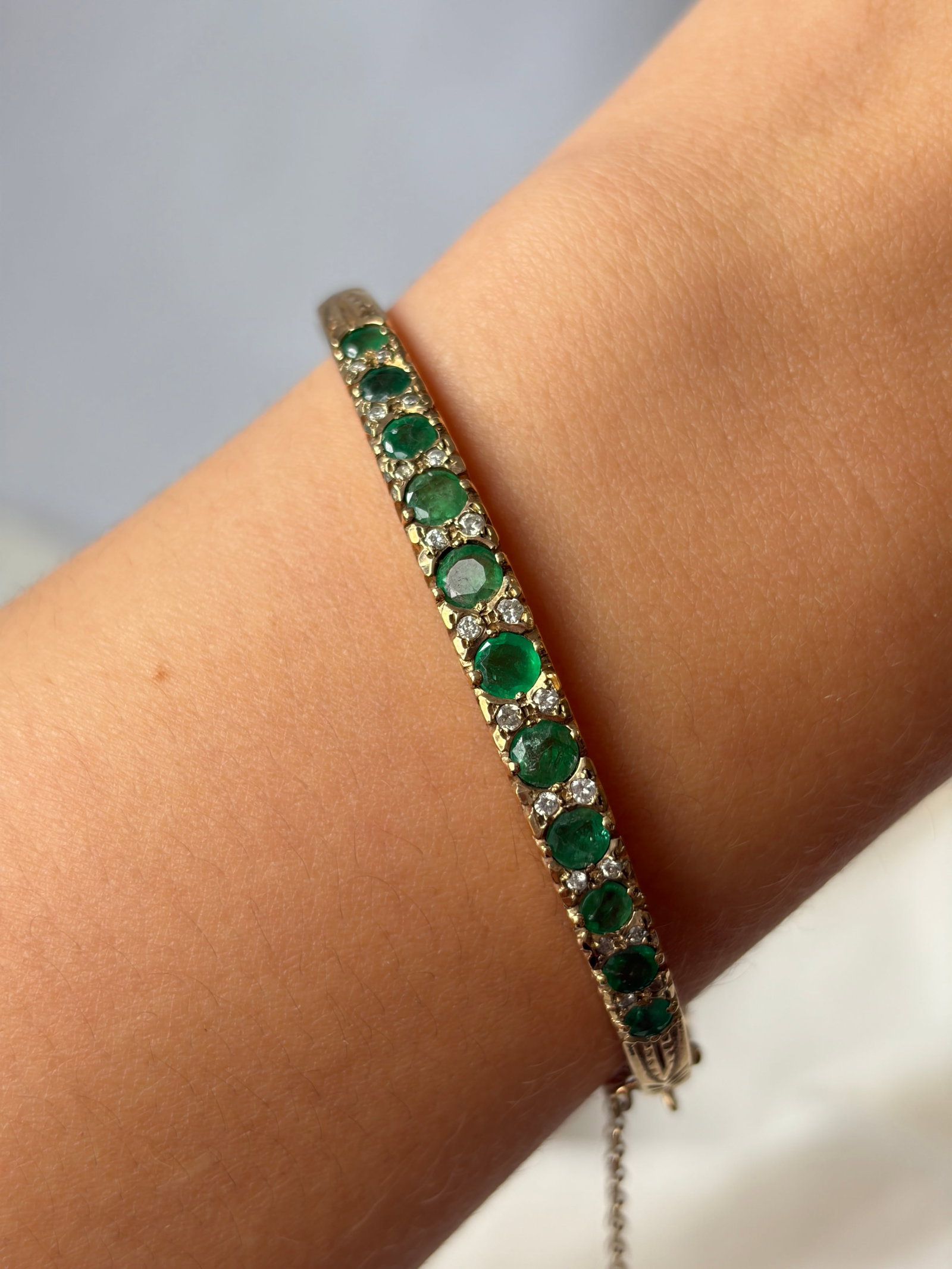 VINTAGE 9CT YELLOW GOLD EMERALD AND DIAMOND HINGED BANGLE - 9