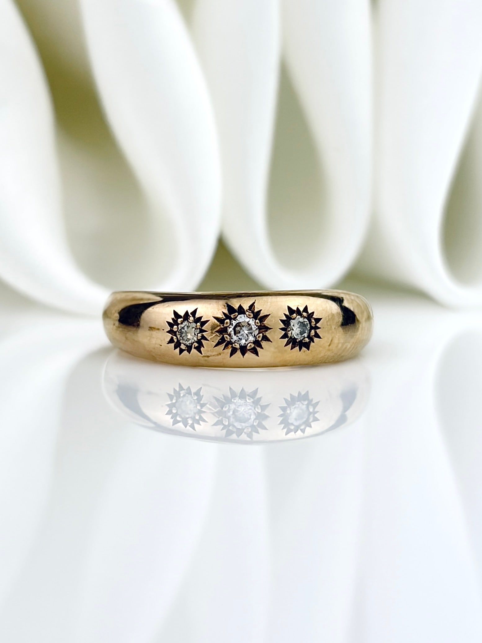 VINTAGE 9CT YELLOW GOLD DIAMOND THREE STONE STAR SMALL SIZE RING (1 of 9)