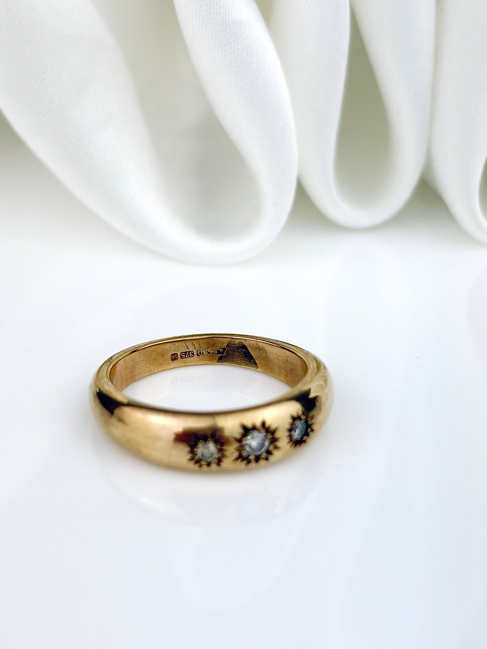 VINTAGE 9CT YELLOW GOLD DIAMOND THREE STONE STAR SMALL SIZE RING - 4