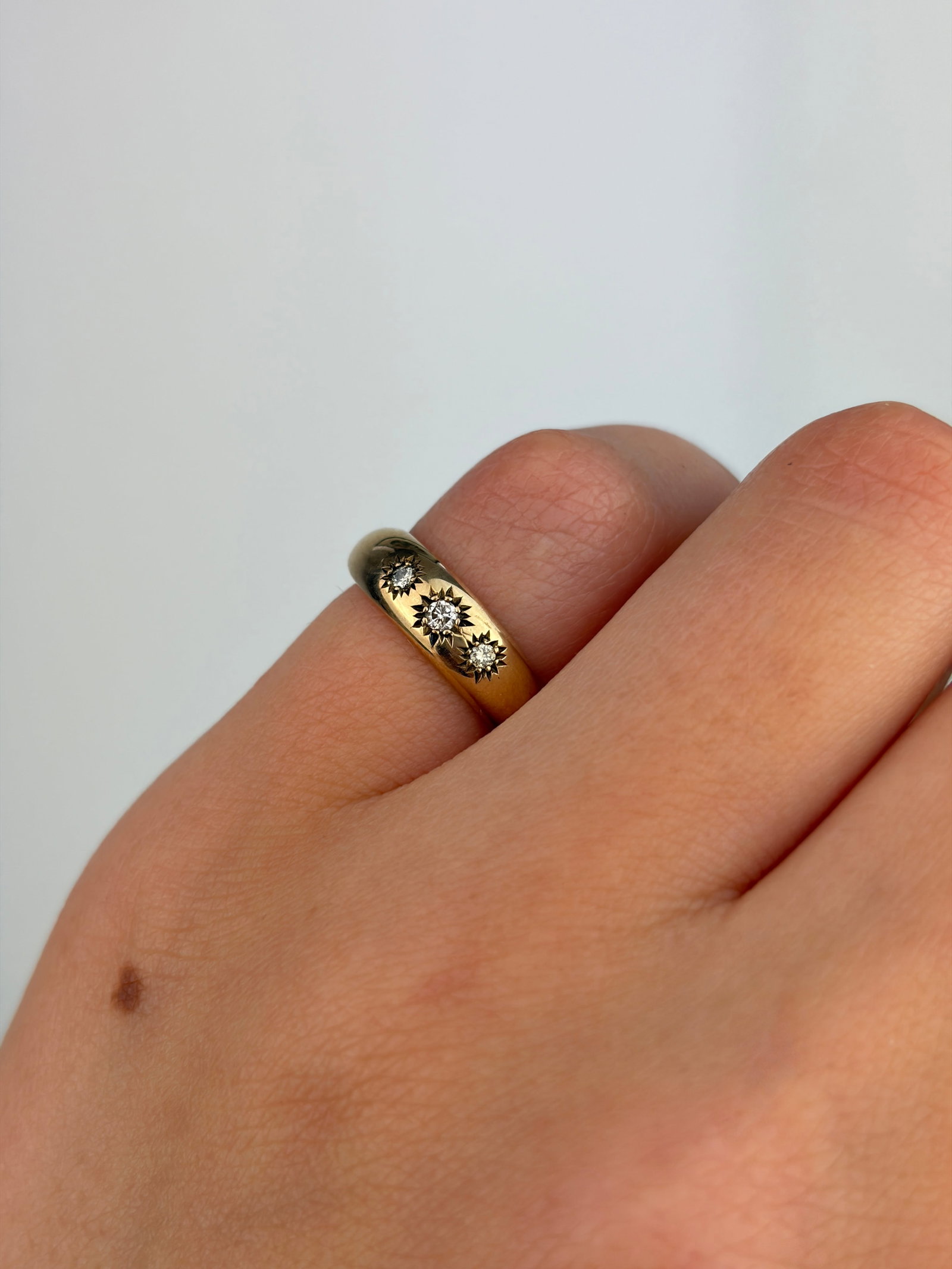 VINTAGE 9CT YELLOW GOLD DIAMOND THREE STONE STAR SMALL SIZE RING - 8