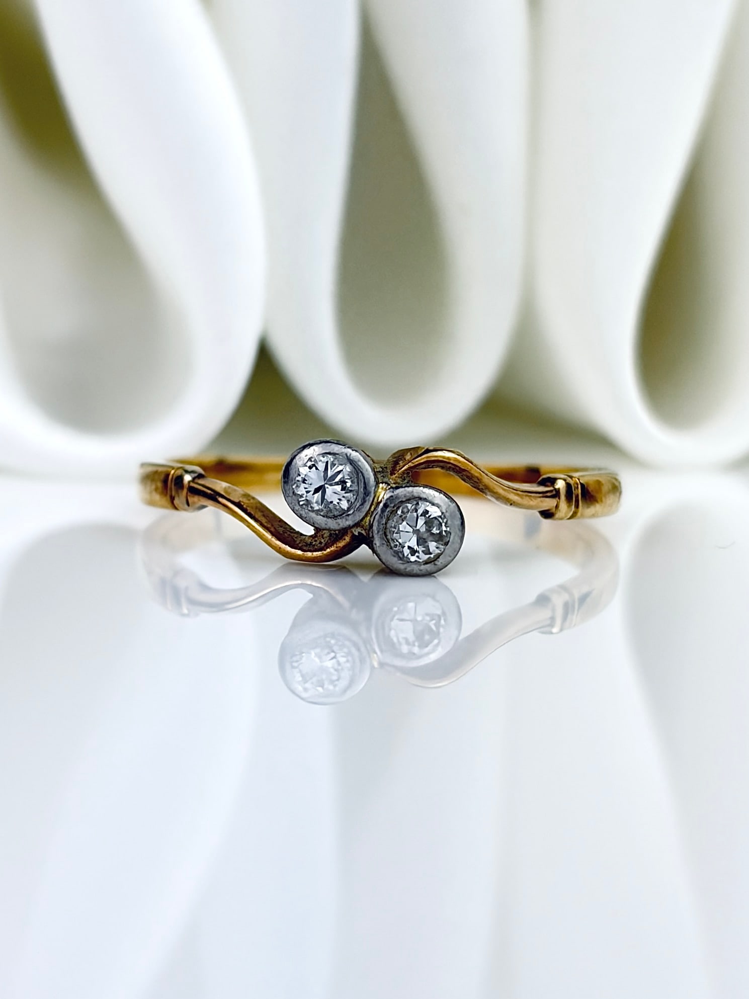 ANTIQUE 18CT GOLD DIAMOND TOI ET MOI TWIST RING: ANTIQUE 18CT GOLD DIAMOND TOI ET MOI TWIST RING A lovely antique diamond ring!