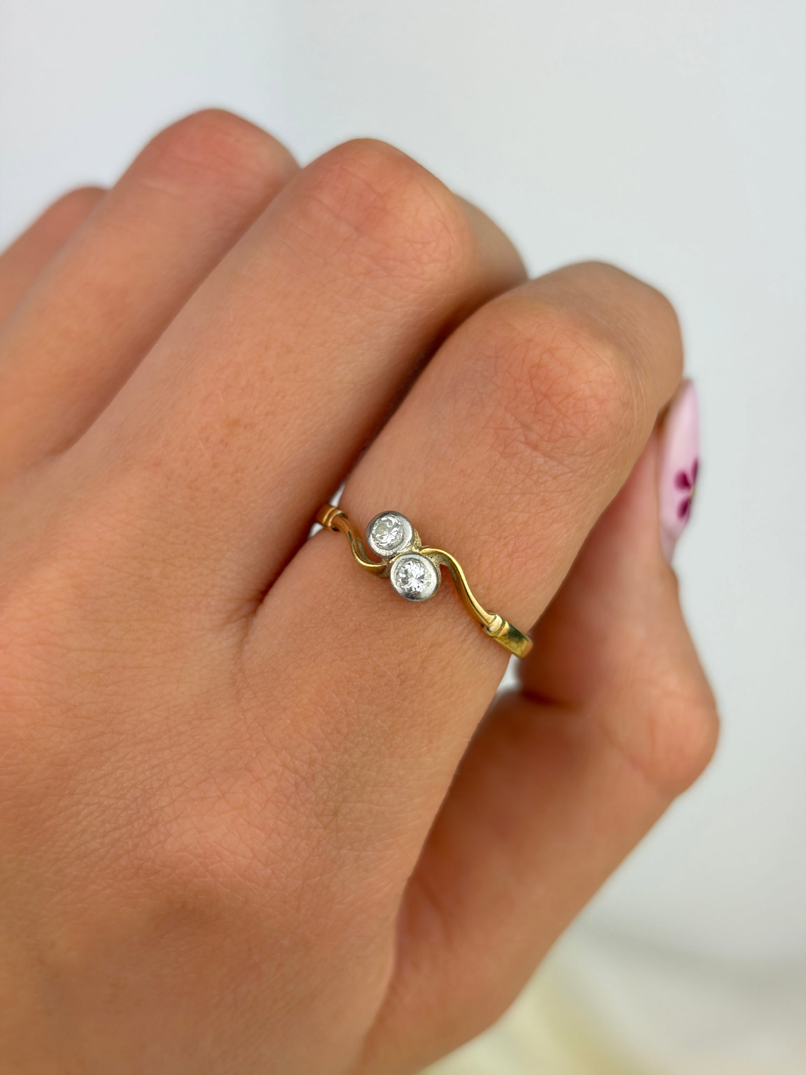 ANTIQUE 18CT GOLD DIAMOND TOI ET MOI TWIST RING - 8