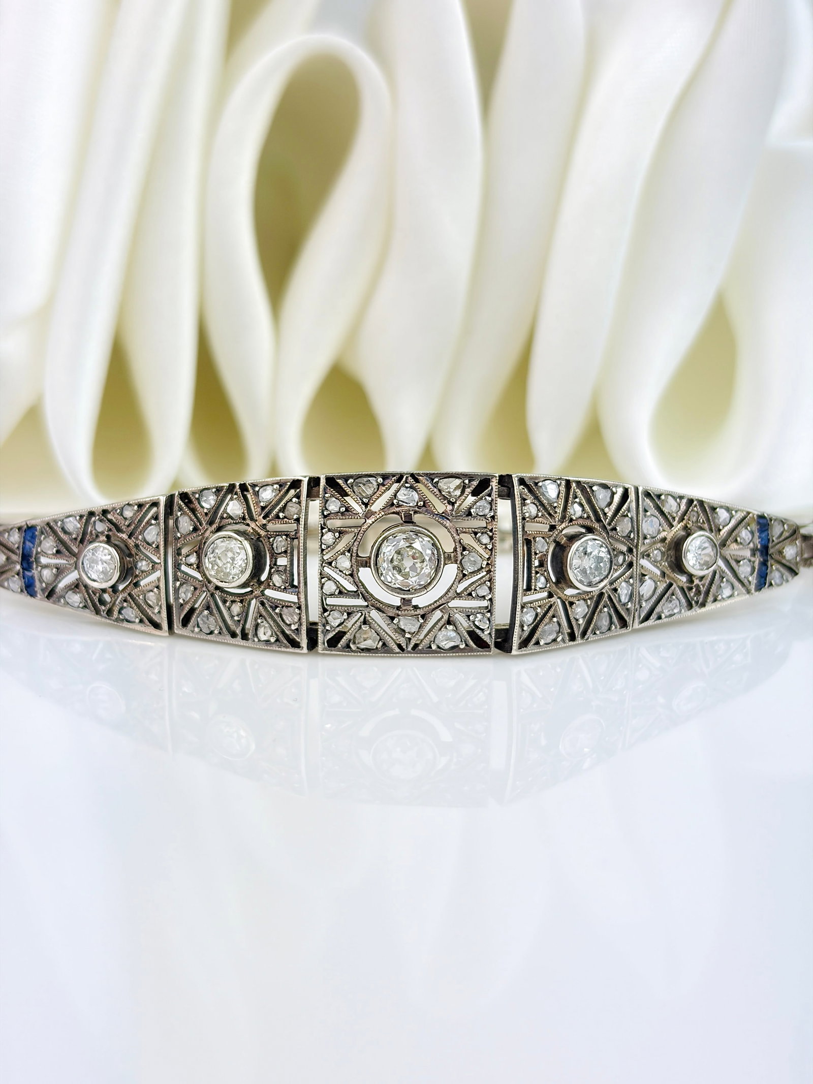 ANTIQUE ART DECO ERA DIAMOND AND SAPPHIRE BRACELET IN PLATINUM - 4