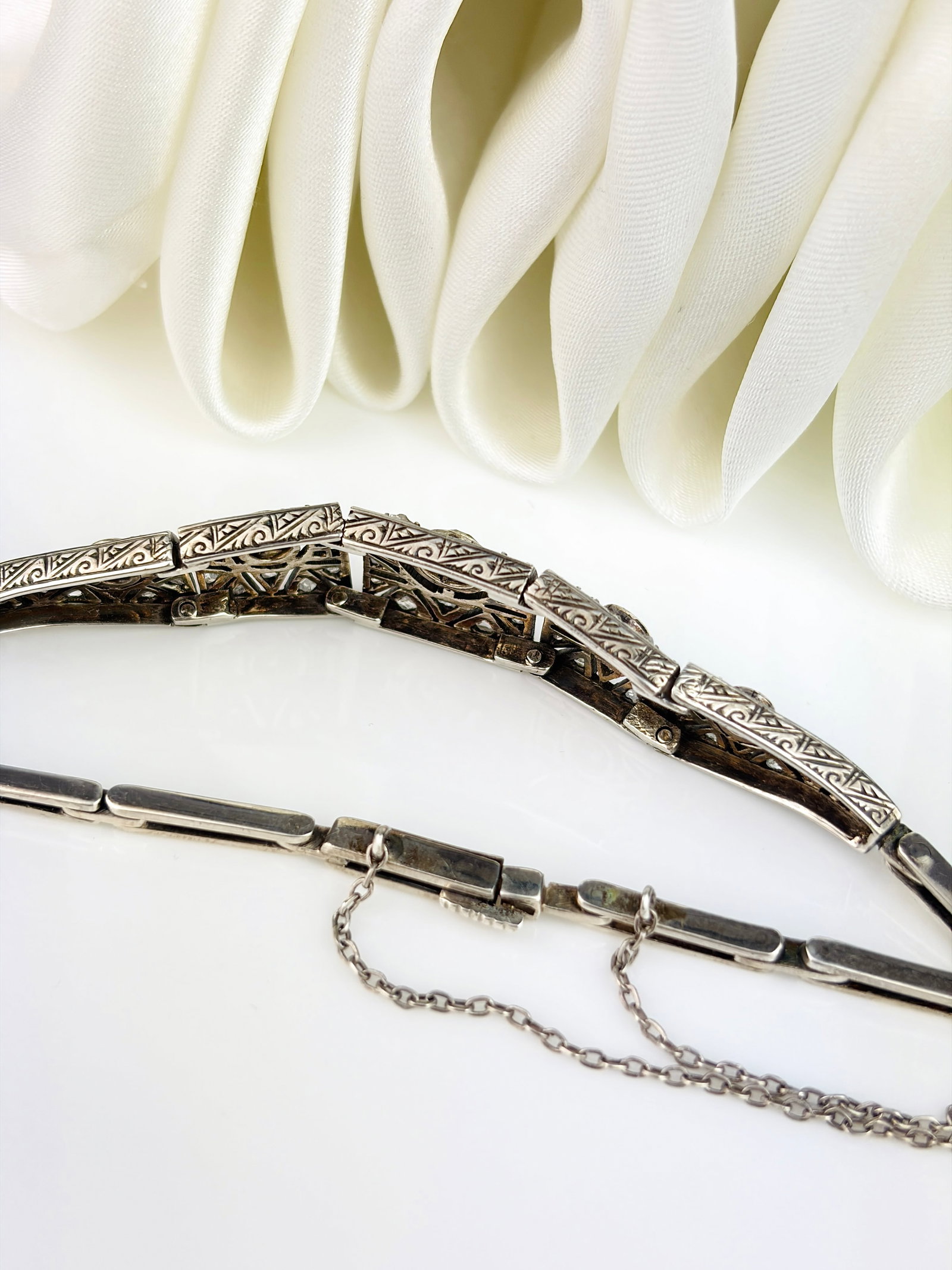 ANTIQUE ART DECO ERA DIAMOND AND SAPPHIRE BRACELET IN PLATINUM - 5
