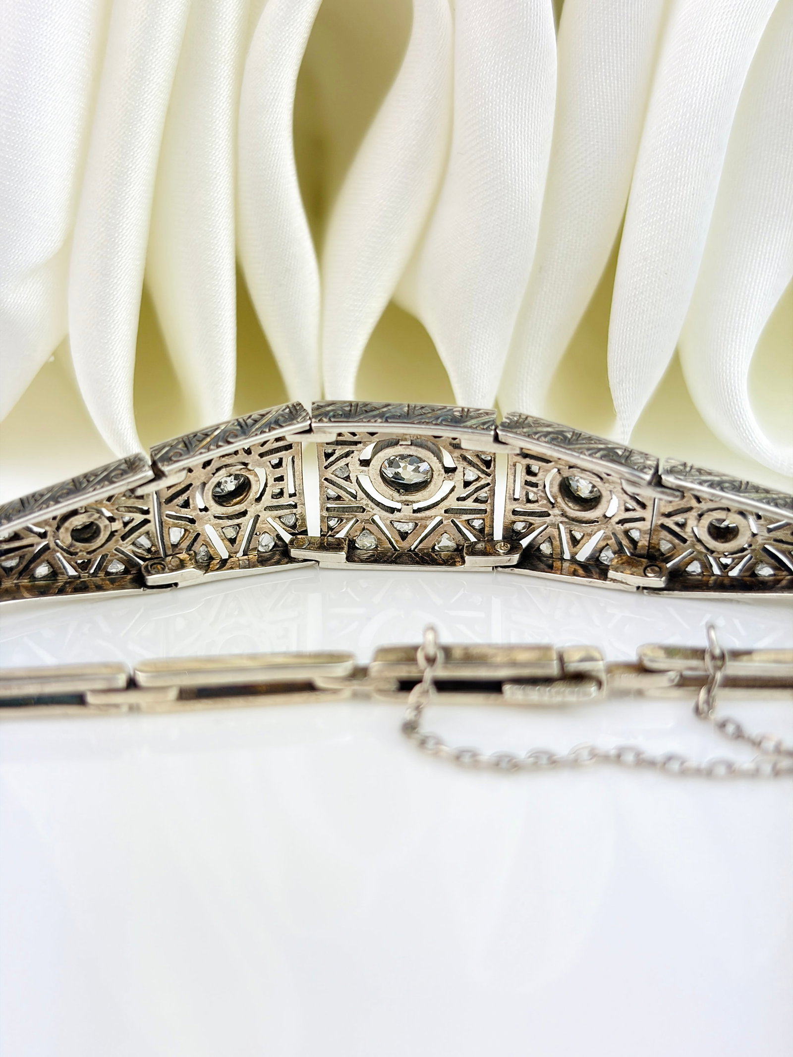 ANTIQUE ART DECO ERA DIAMOND AND SAPPHIRE BRACELET IN PLATINUM - 6