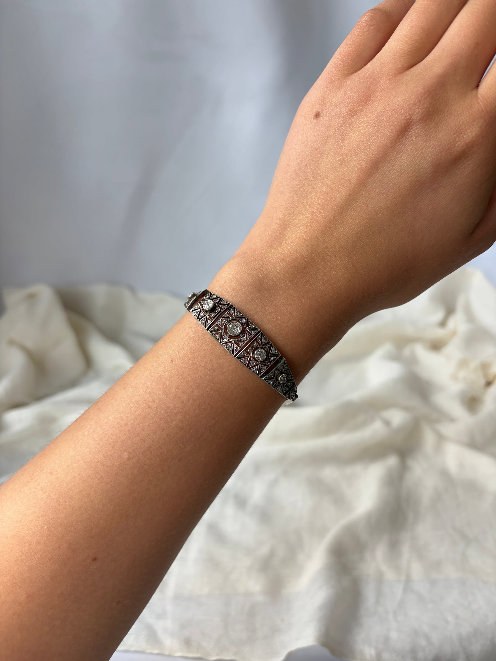 ANTIQUE ART DECO ERA DIAMOND AND SAPPHIRE BRACELET IN PLATINUM - 9