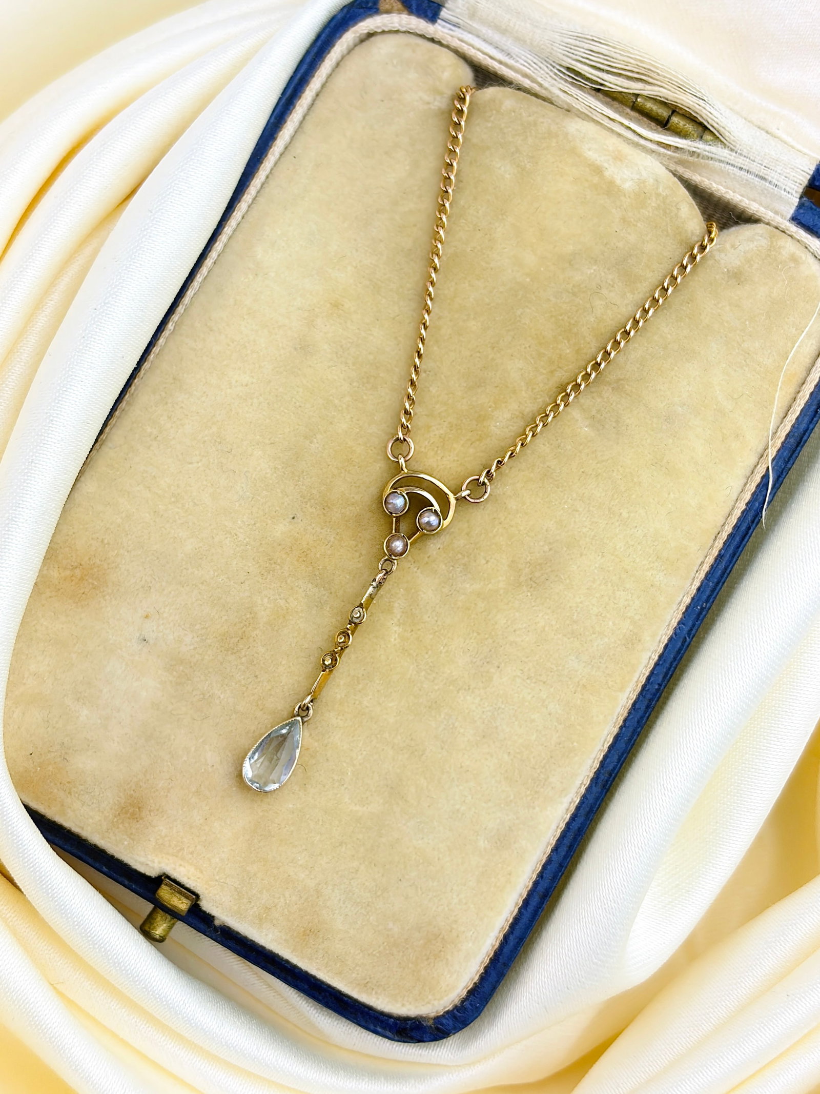 ANTIQUE BOXED 9CT YELLOW GOLD PEARL AND AQUAMARINE DROP NECKLACE: ANTIQUE BOXED 9CT YELLOW GOLD PEARL AND AQUAMARINE DROP NECKLACE Beautiful, classy necklace! Clasp spring is broken 