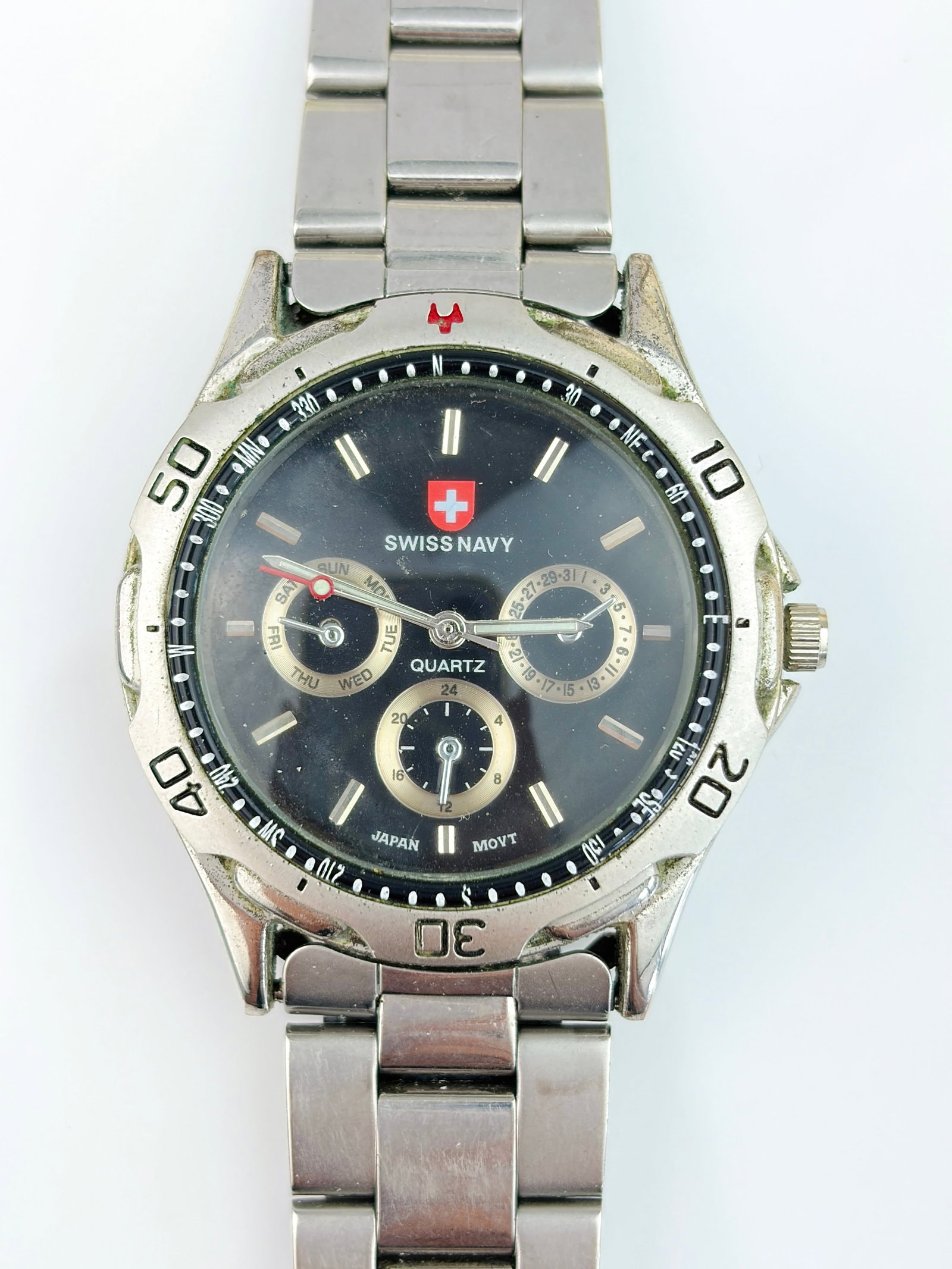 SWISS NAVY QUARTZ WATCH BLACK ANALOGUE DIAL AND STAINLESS STEEL BRACELET: SWISS NAVY QUARTZ WATCH BLACK ANALOGUE DIAL AND STAINLESS STEEL BRACELET Working.
