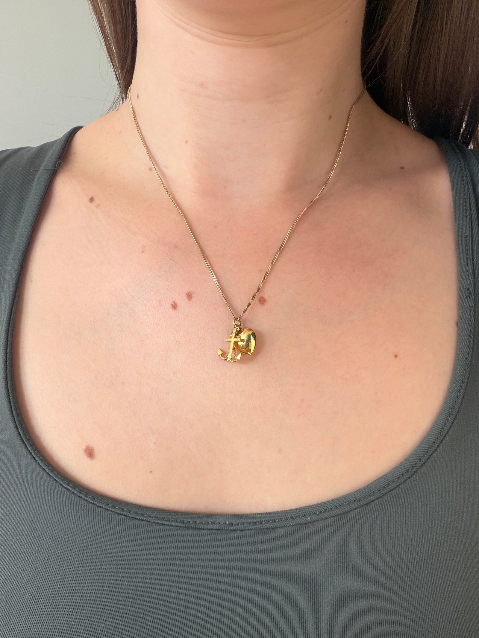 VINTAGE 9CT YELLOW GOLD FAITH HOPE AND CHARITY CHARM - 2