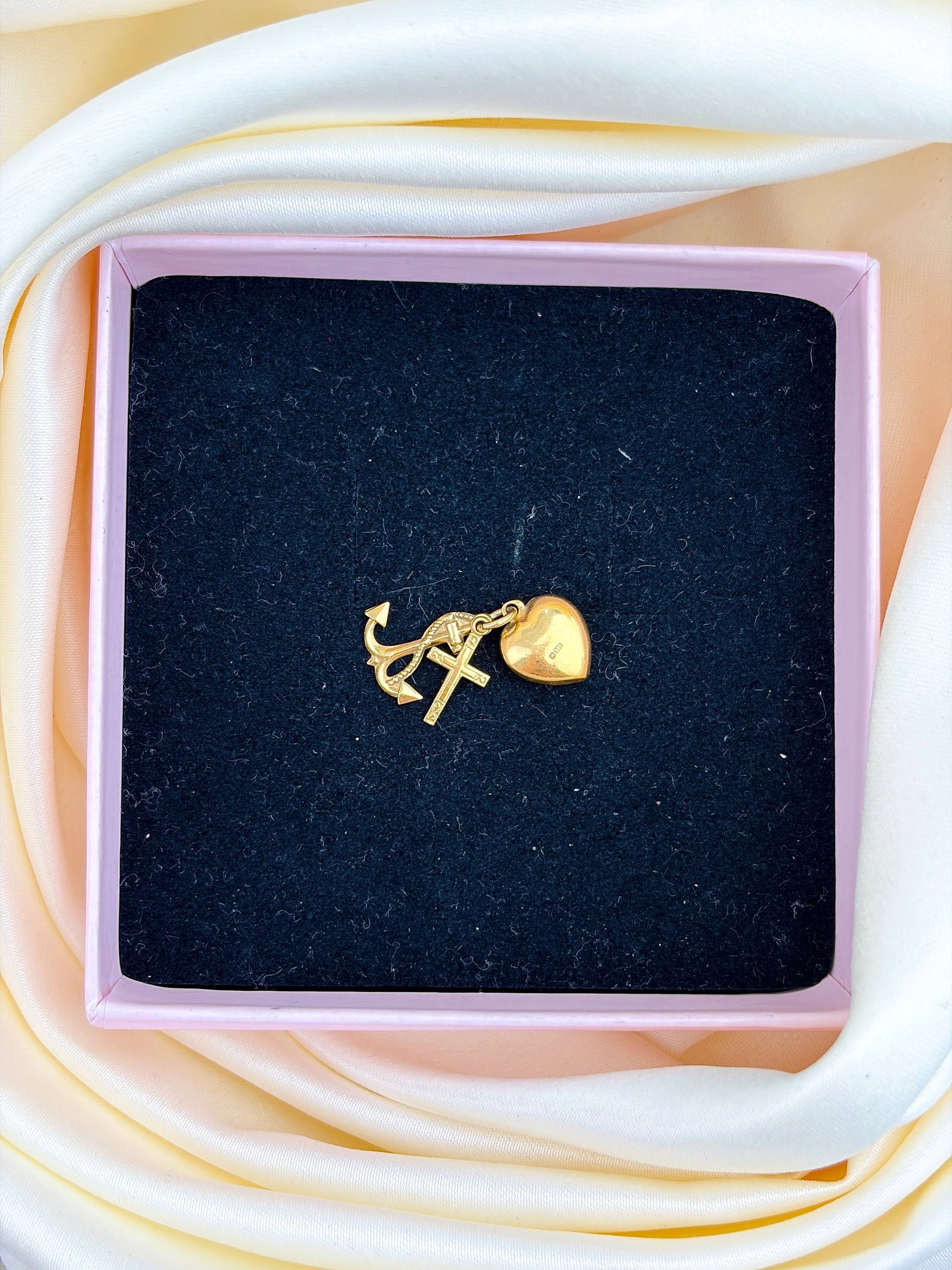VINTAGE 9CT YELLOW GOLD FAITH HOPE AND CHARITY CHARM - 7