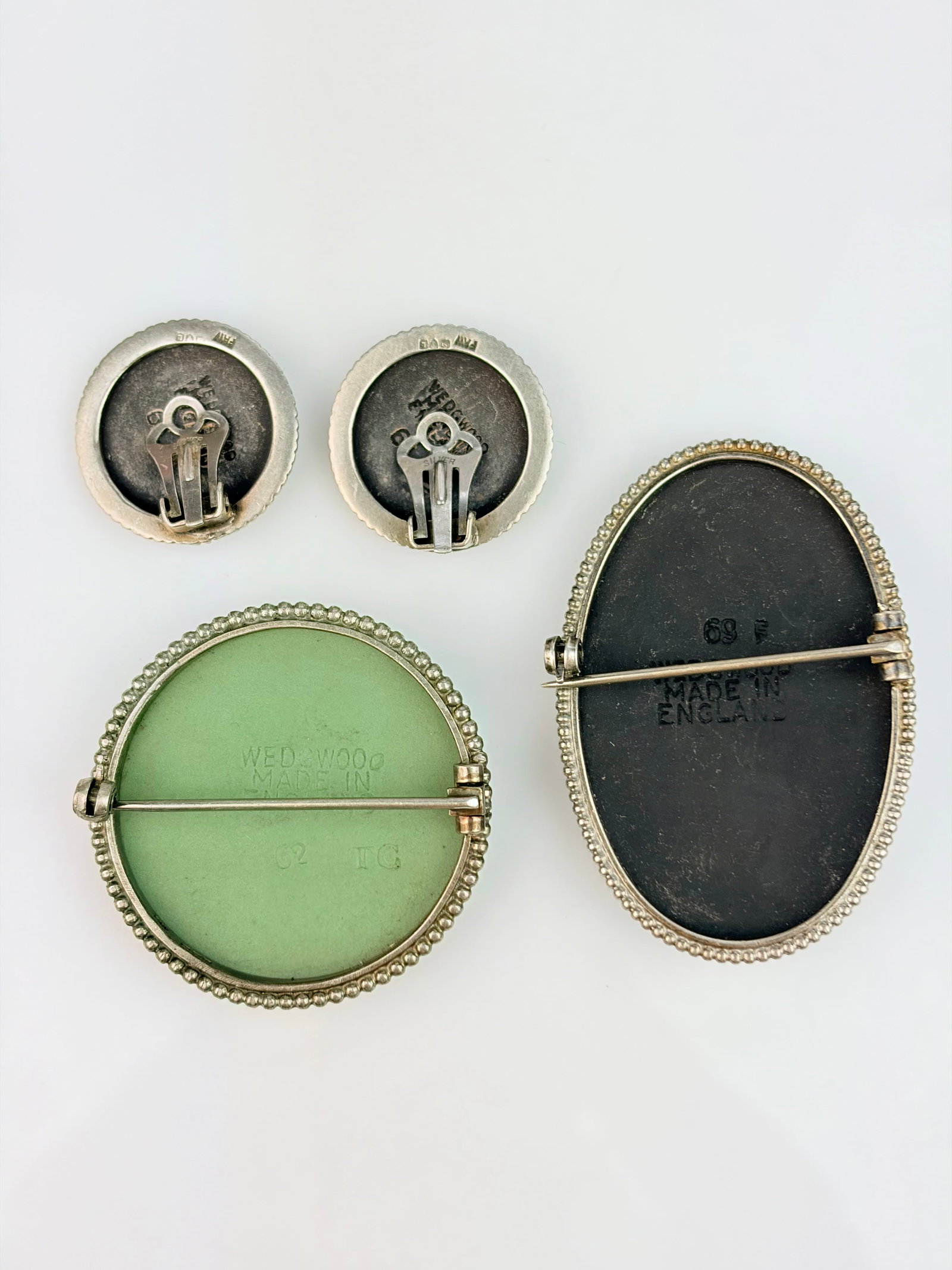 MIXED LOT SILVER WEDGEWOOD CLIP ON EARRINGS AND BROOCHES - 4