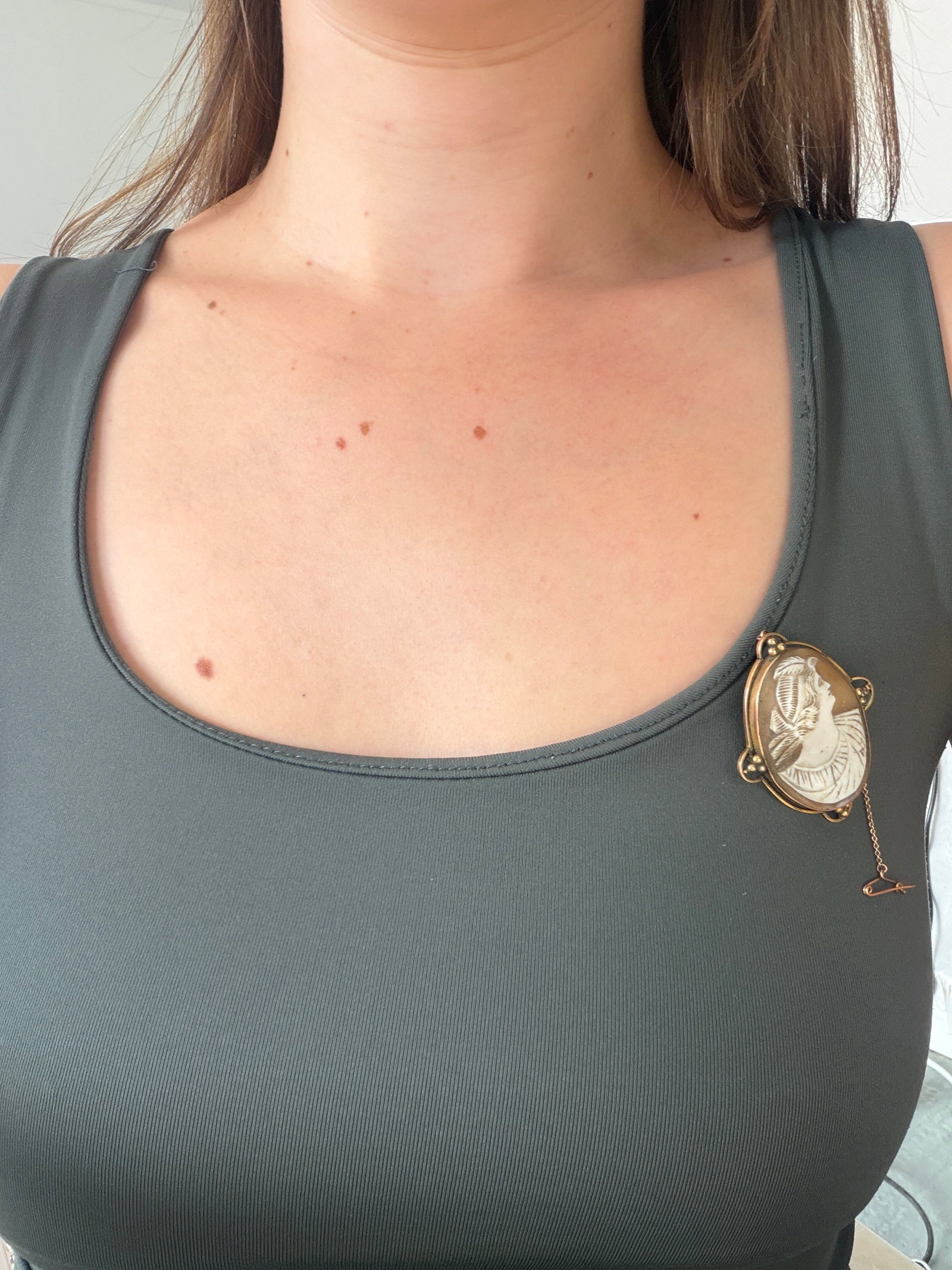 LARGE ANTIQUE VICTORIAN SHELL CAMEO BROOCH IN 9CT GOLD - 6