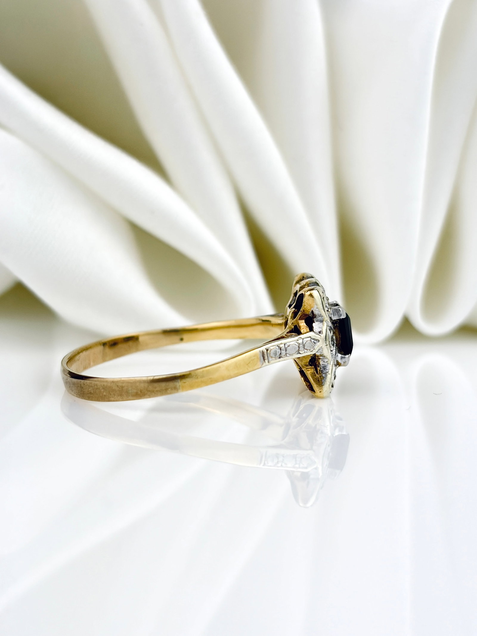 ART DECO SAPPHIRE AND DIAMOND CLUSTER RING SET IN GOLD AND PLATINUM - 2