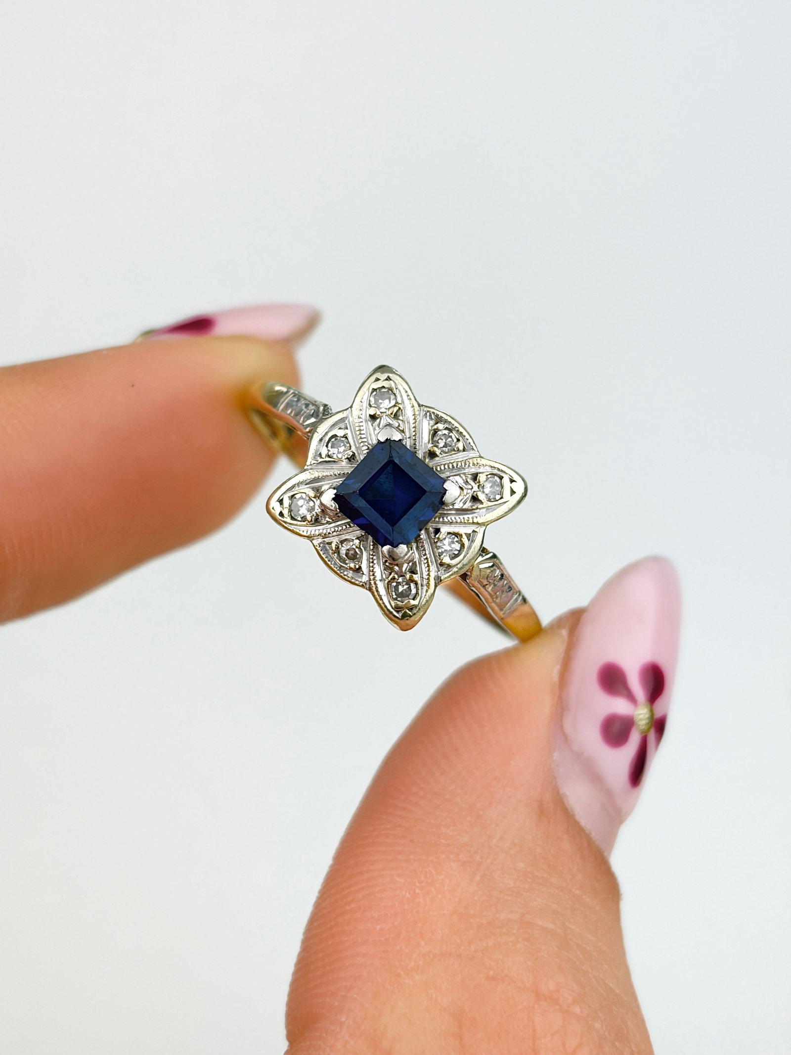 ART DECO SAPPHIRE AND DIAMOND CLUSTER RING SET IN GOLD AND PLATINUM - 5