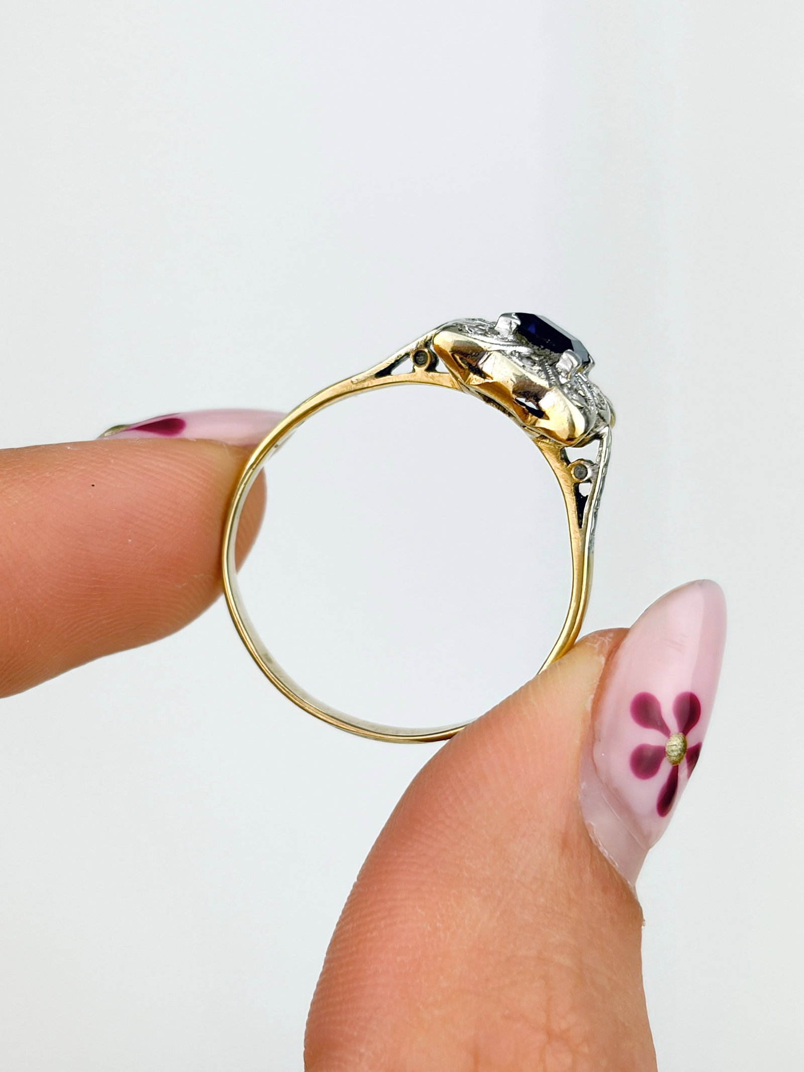 ART DECO SAPPHIRE AND DIAMOND CLUSTER RING SET IN GOLD AND PLATINUM - 6