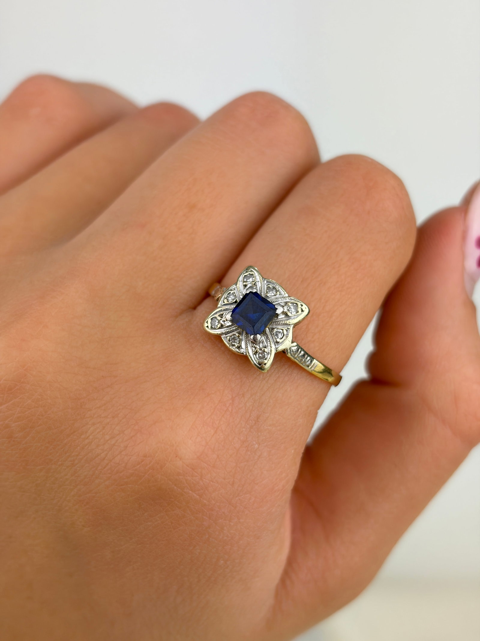 ART DECO SAPPHIRE AND DIAMOND CLUSTER RING SET IN GOLD AND PLATINUM - 8