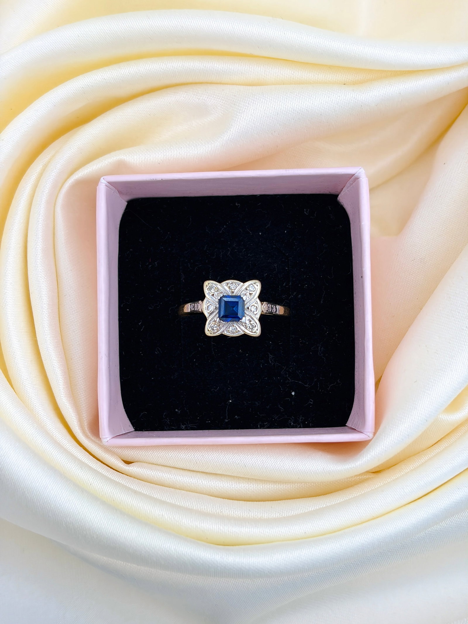 ART DECO SAPPHIRE AND DIAMOND CLUSTER RING SET IN GOLD AND PLATINUM - 9