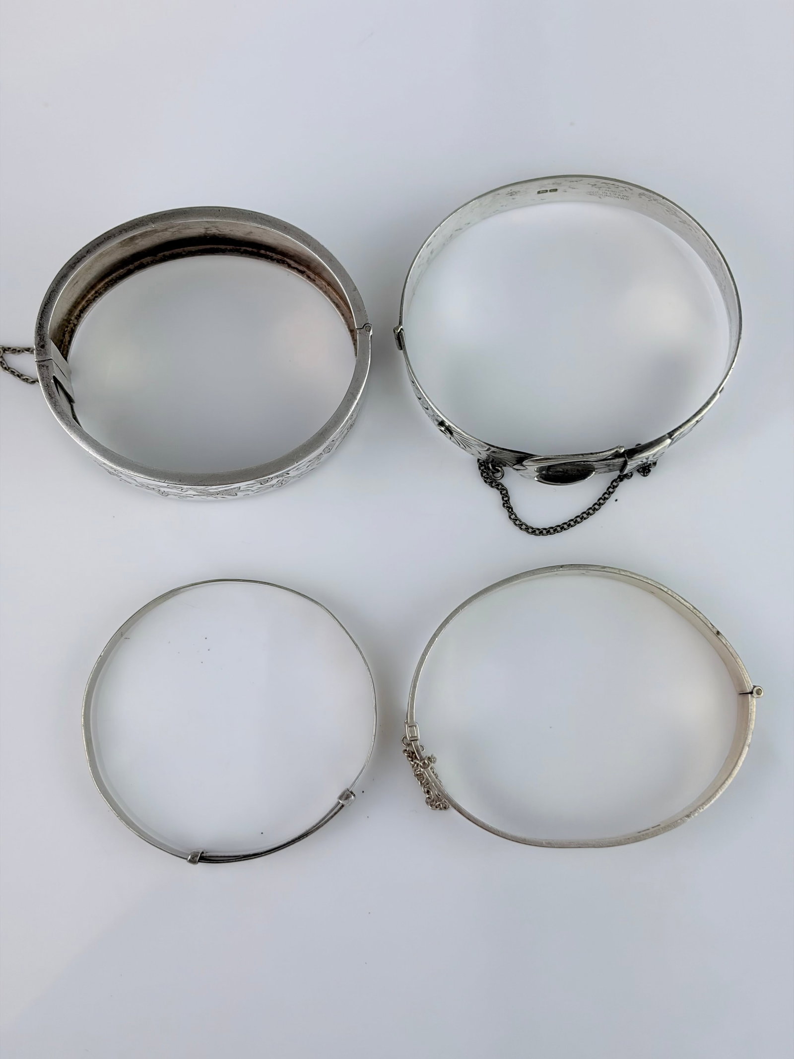 MIXED LOT - 4X SILVER BANGLES: MIXED LOT - 4X SILVER BANGLES