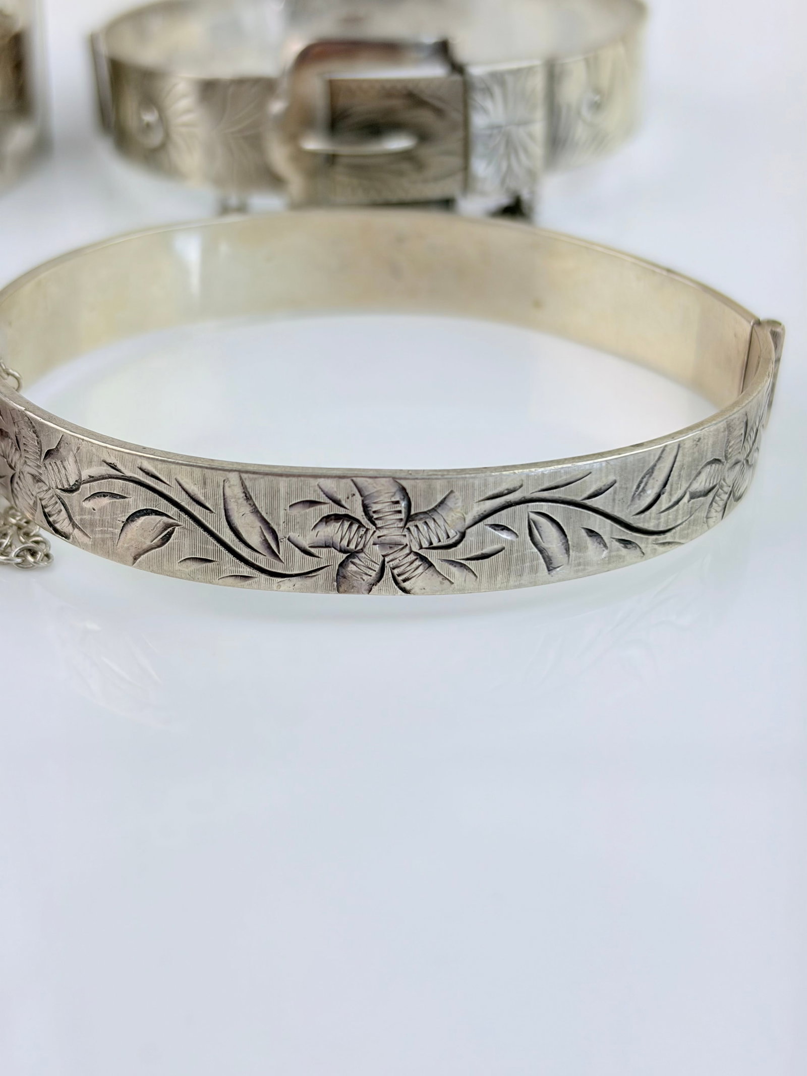 MIXED LOT - 4X SILVER BANGLES - 2