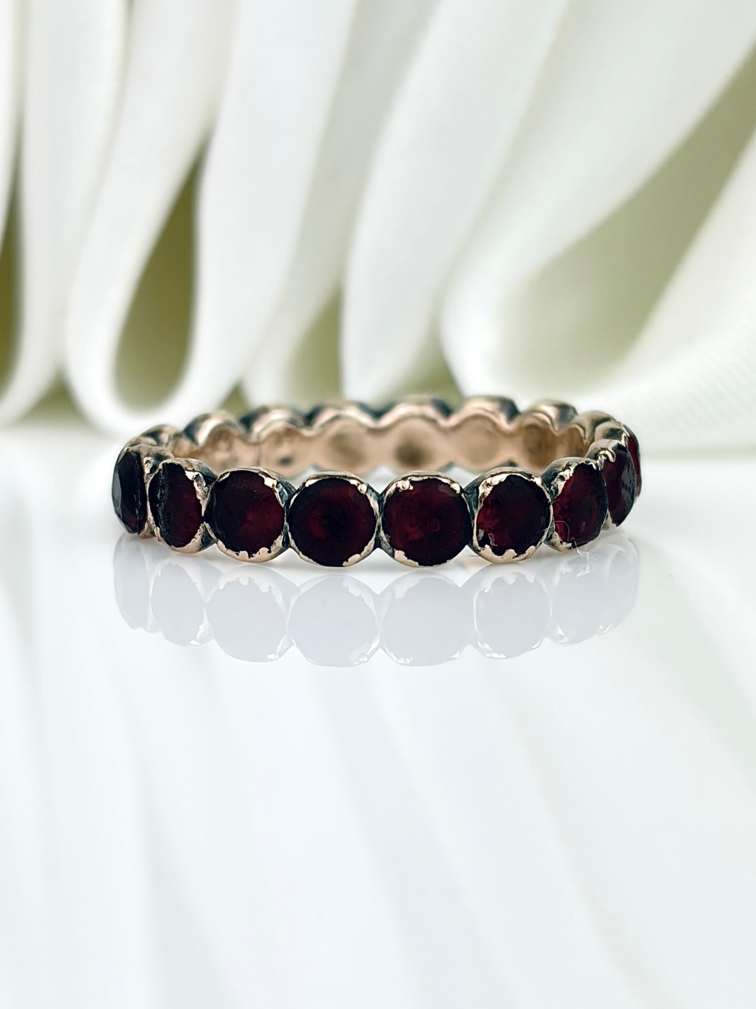 ANTIQUE GEORGIAN RED PASTE FULL ETERNITY RING IN GOLD - 3