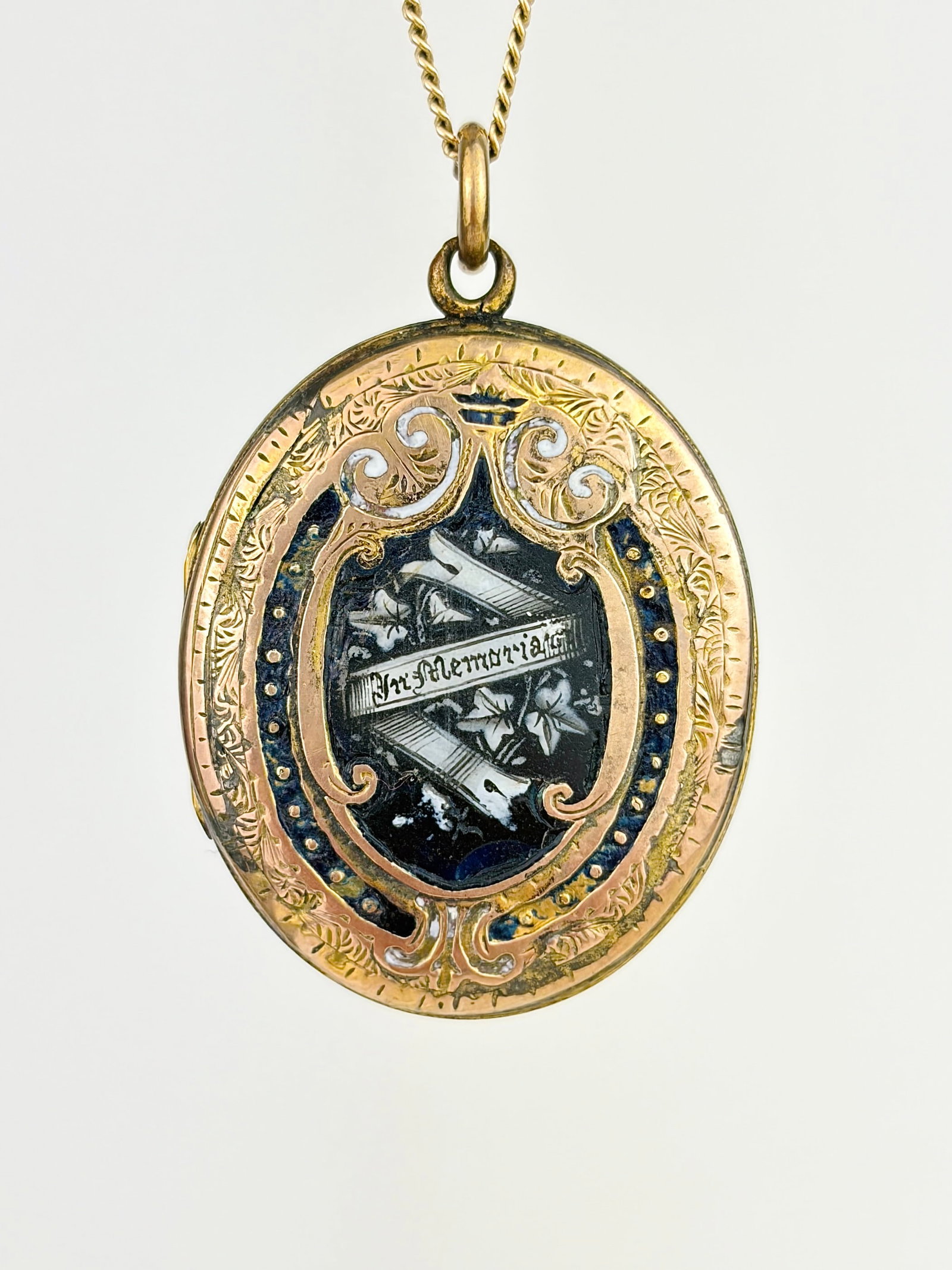 ANTIQUE VICTORIAN ERA BLACK AND WHITE ENAMEL MOURNING LOCKET PENDANT IN 9CT B&F (1 of 8)