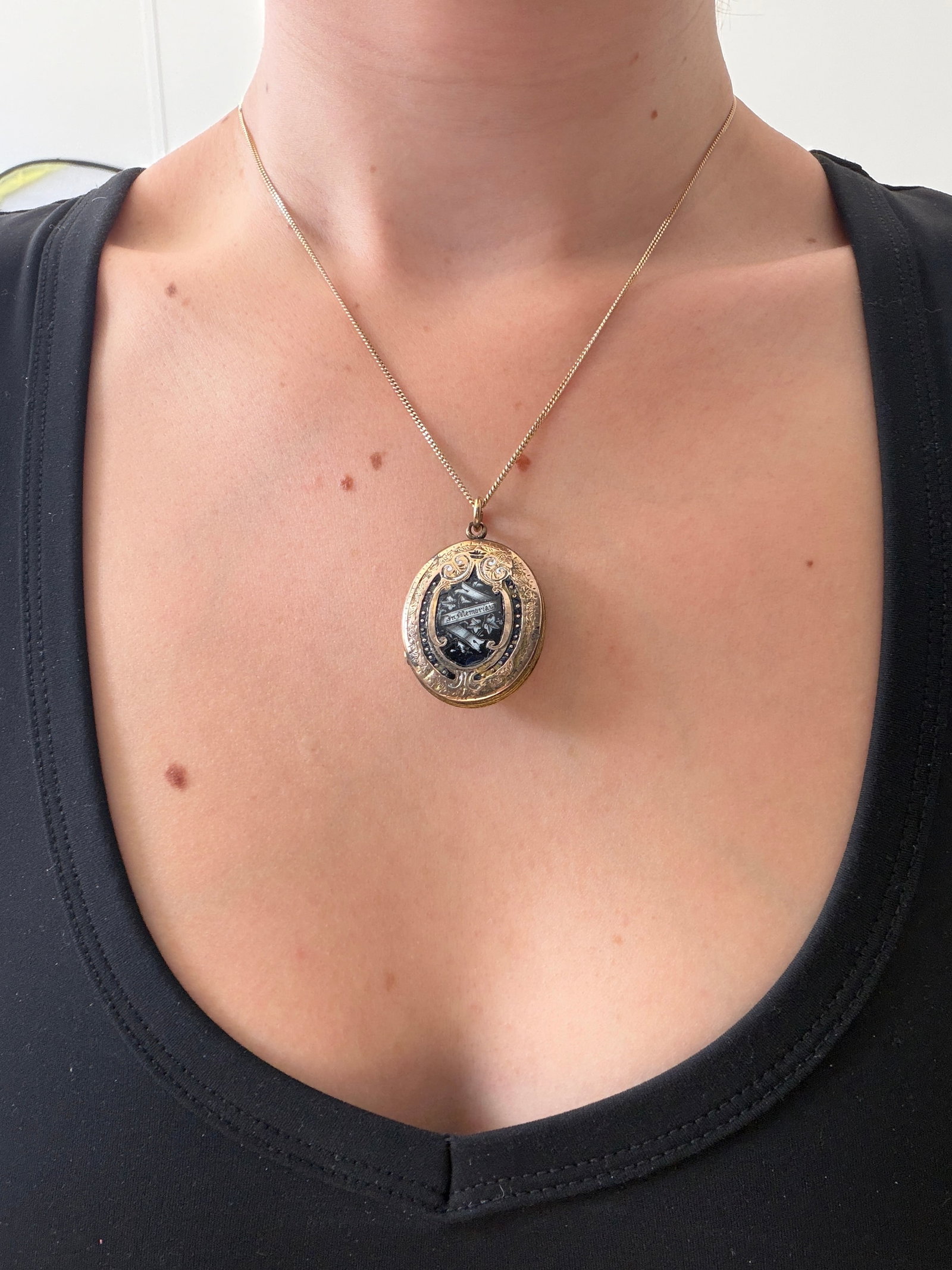 ANTIQUE VICTORIAN ERA BLACK AND WHITE ENAMEL MOURNING LOCKET PENDANT IN 9CT B&F - 2