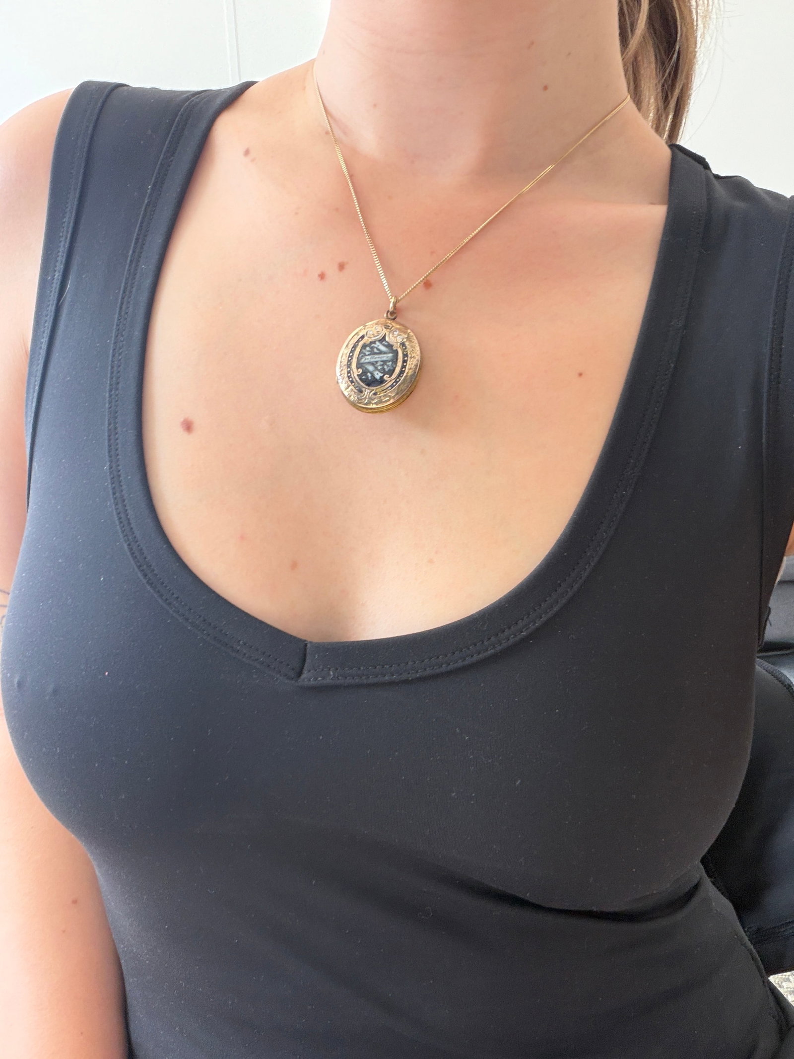 ANTIQUE VICTORIAN ERA BLACK AND WHITE ENAMEL MOURNING LOCKET PENDANT IN 9CT B&F - 3