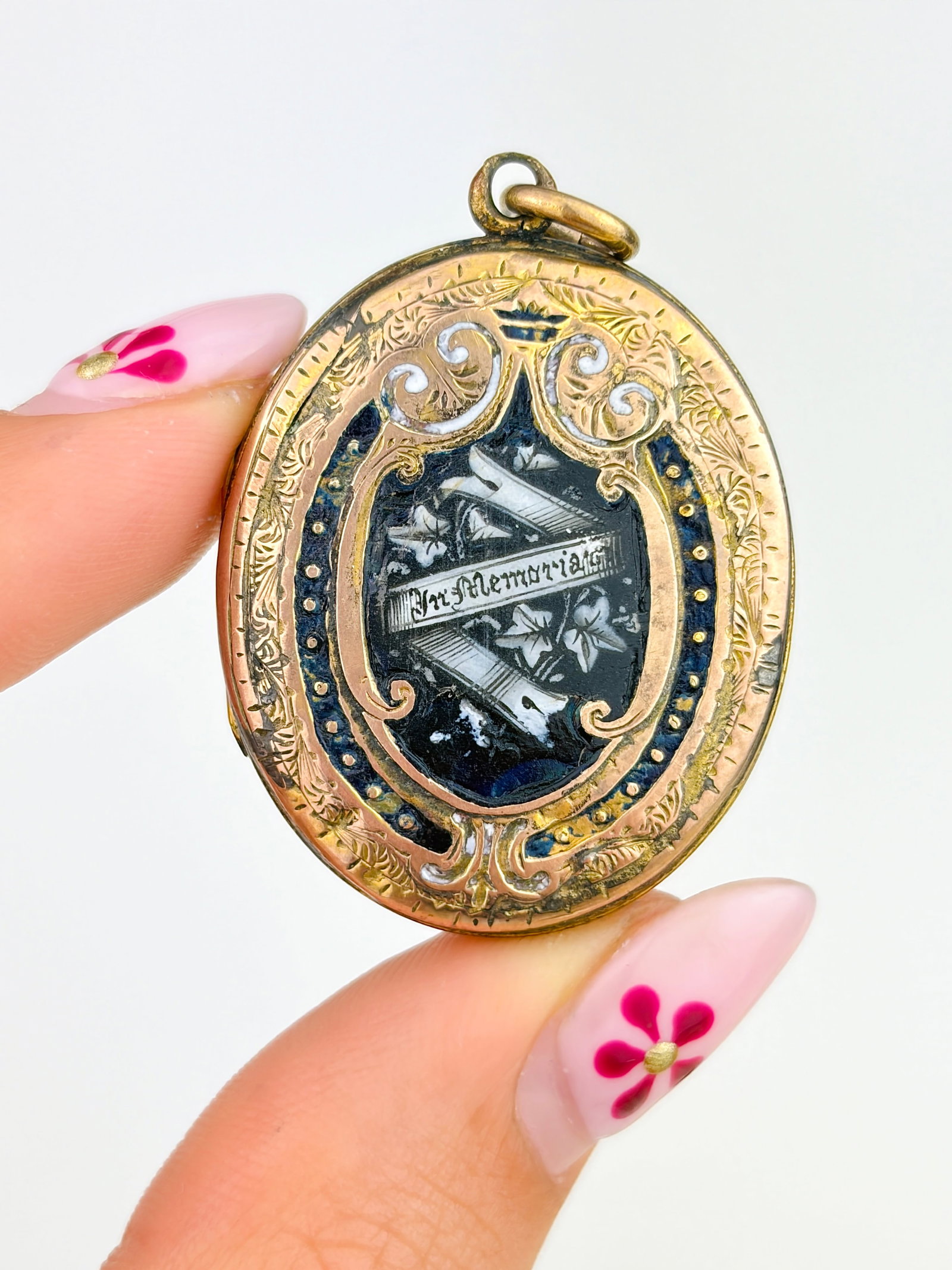 ANTIQUE VICTORIAN ERA BLACK AND WHITE ENAMEL MOURNING LOCKET PENDANT IN 9CT B&F - 4