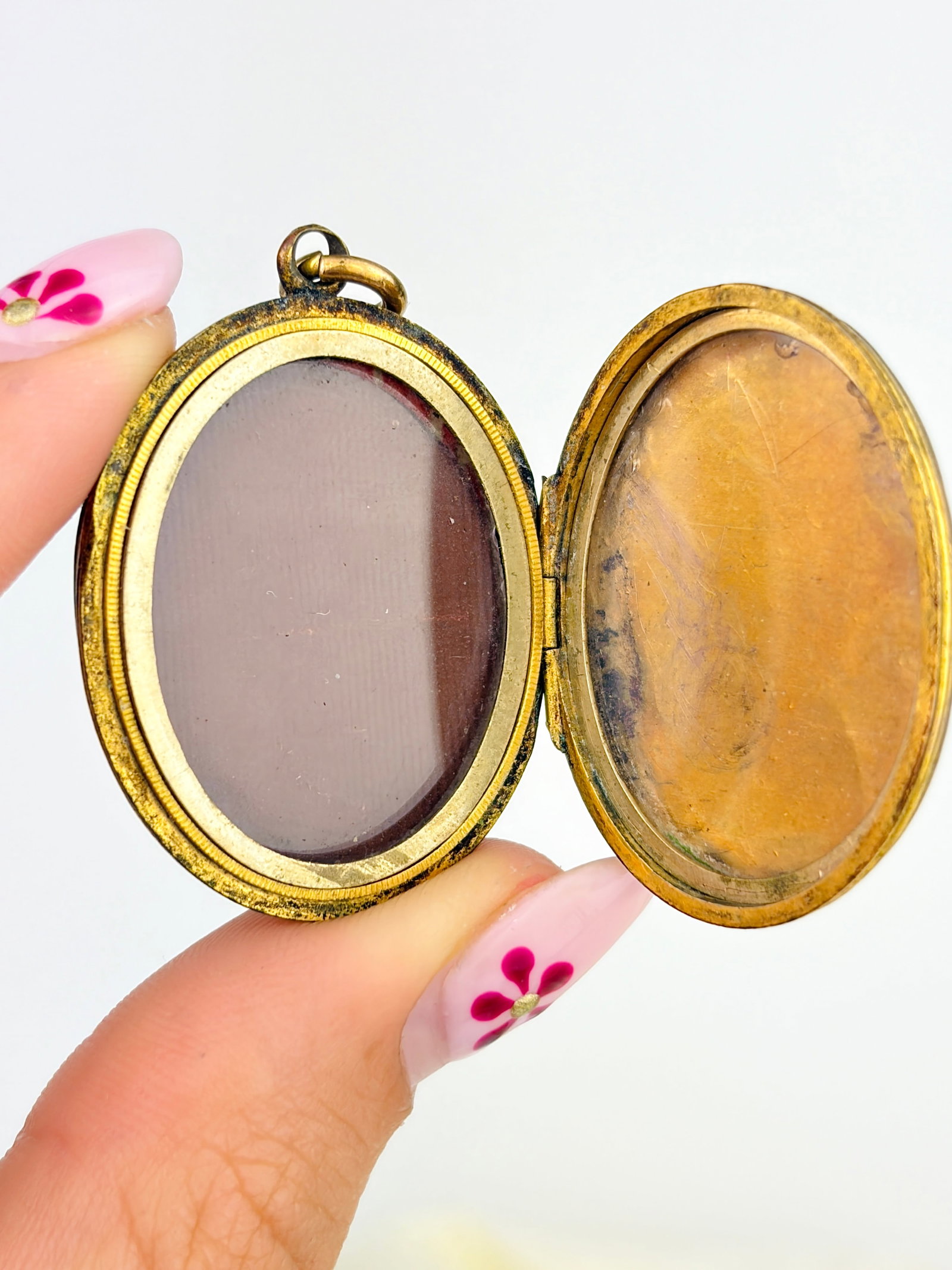 ANTIQUE VICTORIAN ERA BLACK AND WHITE ENAMEL MOURNING LOCKET PENDANT IN 9CT B&F - 7