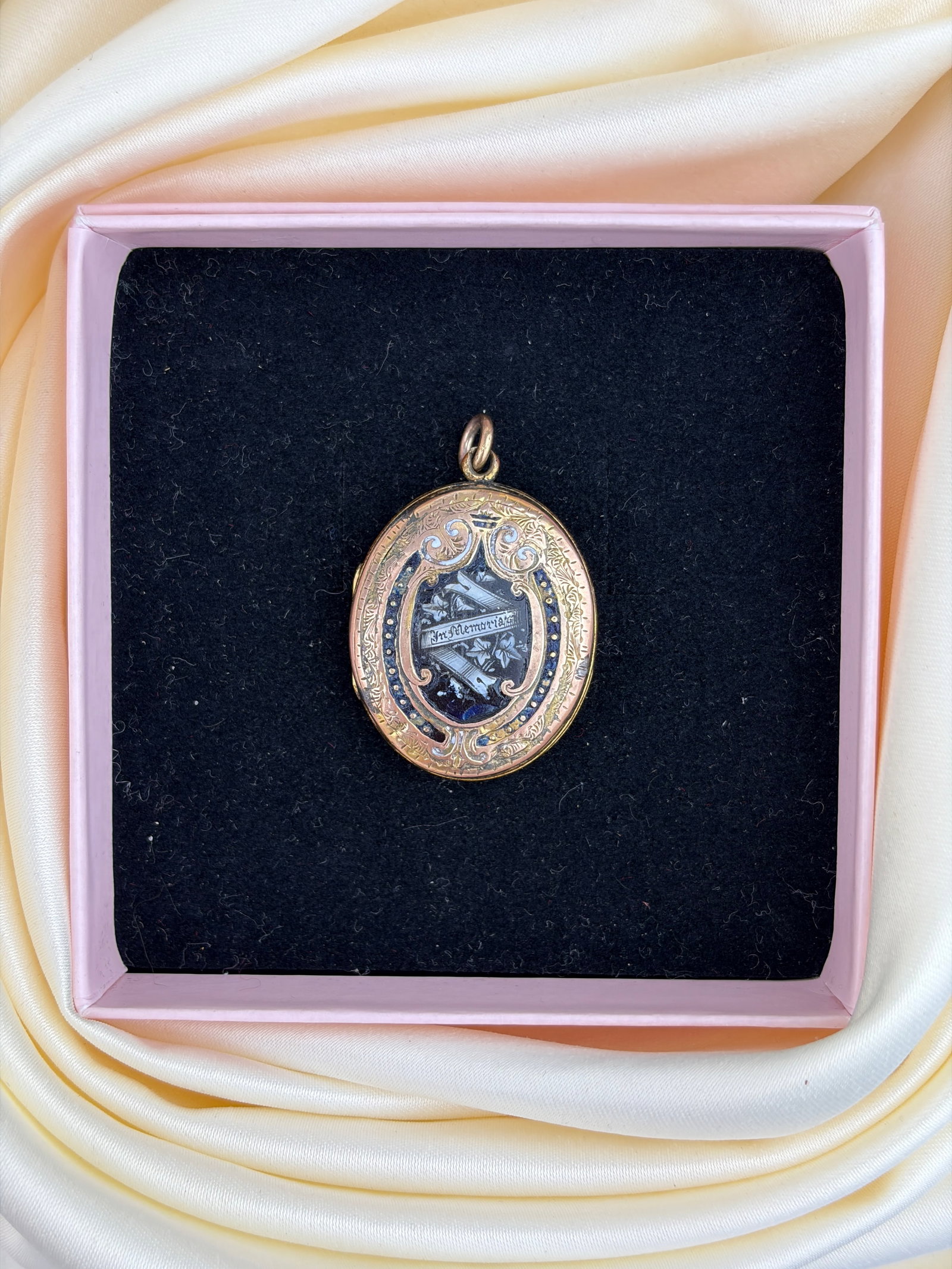 ANTIQUE VICTORIAN ERA BLACK AND WHITE ENAMEL MOURNING LOCKET PENDANT IN 9CT B&F - 8