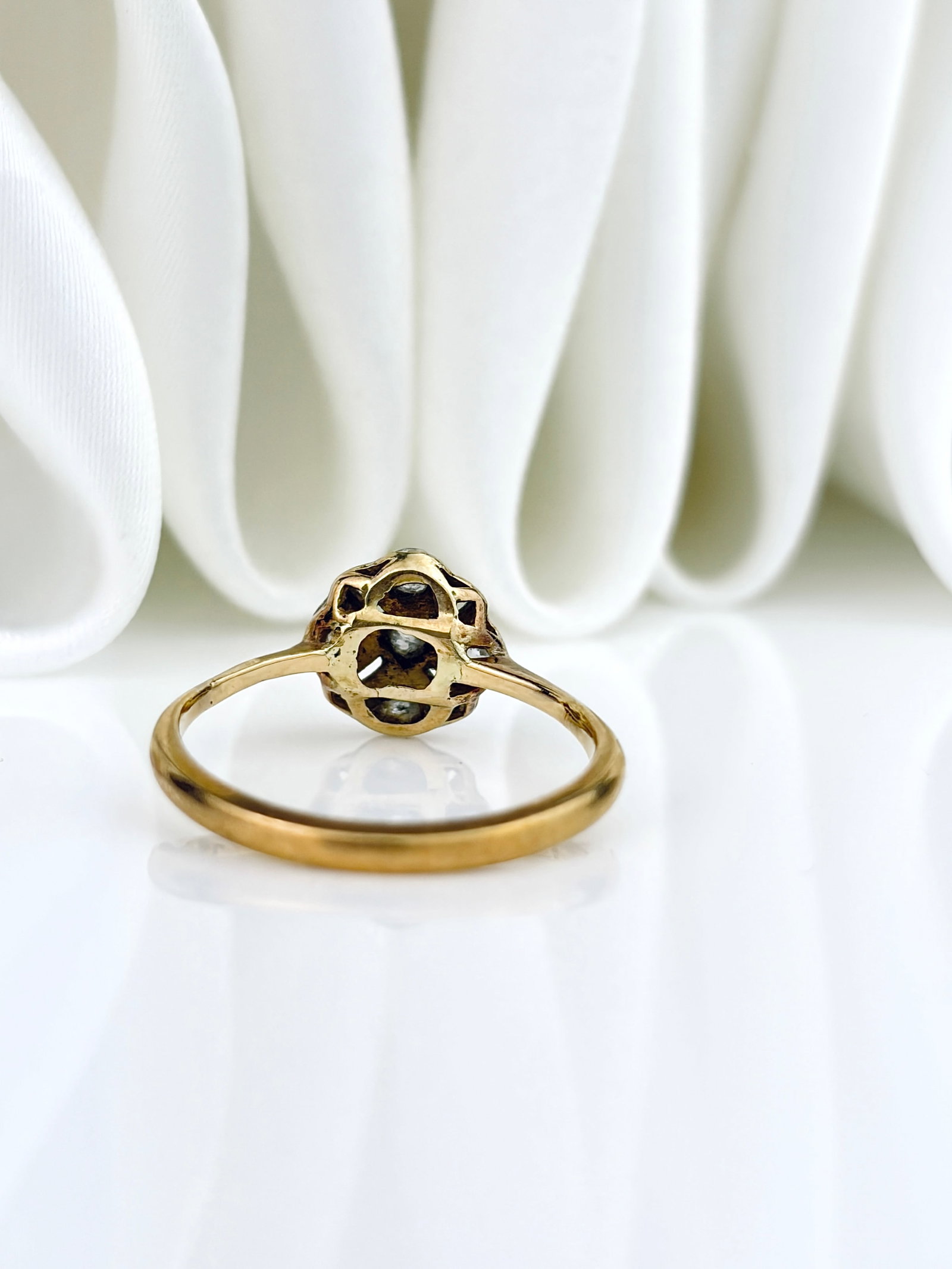 SWEET ANTIQUE 18CT GOLD DIAMOND CLUSTER RING - 3