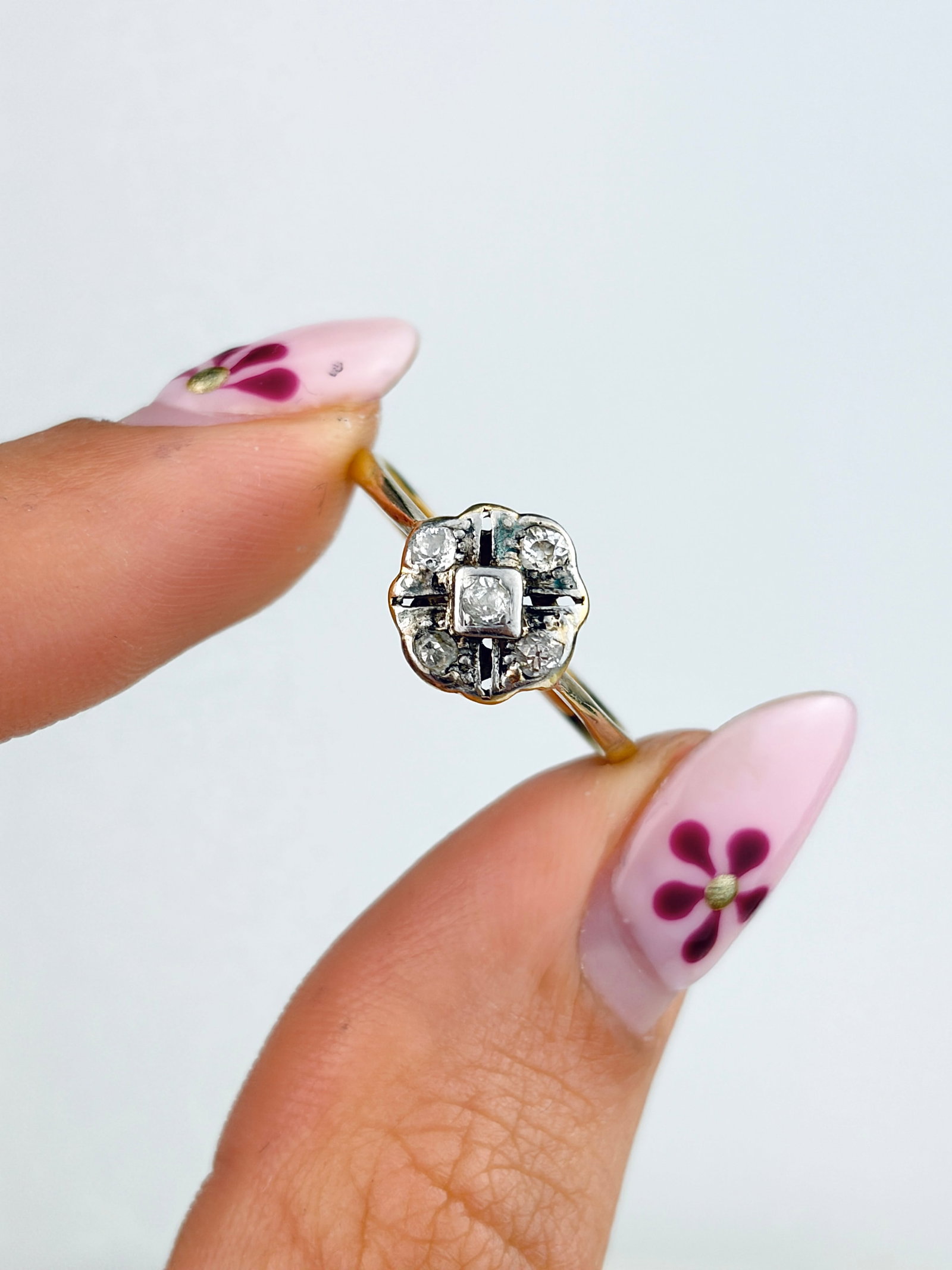 SWEET ANTIQUE 18CT GOLD DIAMOND CLUSTER RING - 5