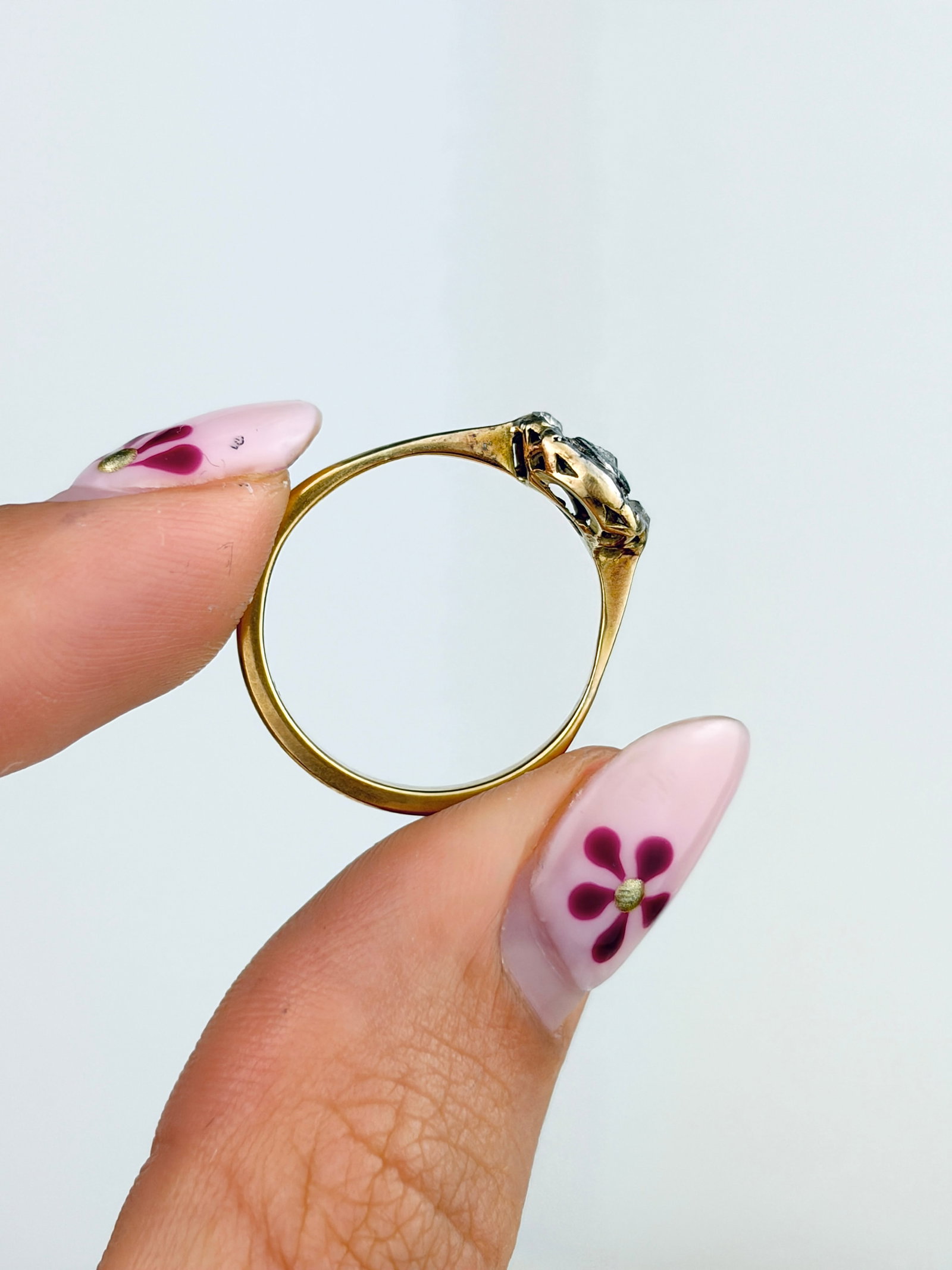 SWEET ANTIQUE 18CT GOLD DIAMOND CLUSTER RING - 6