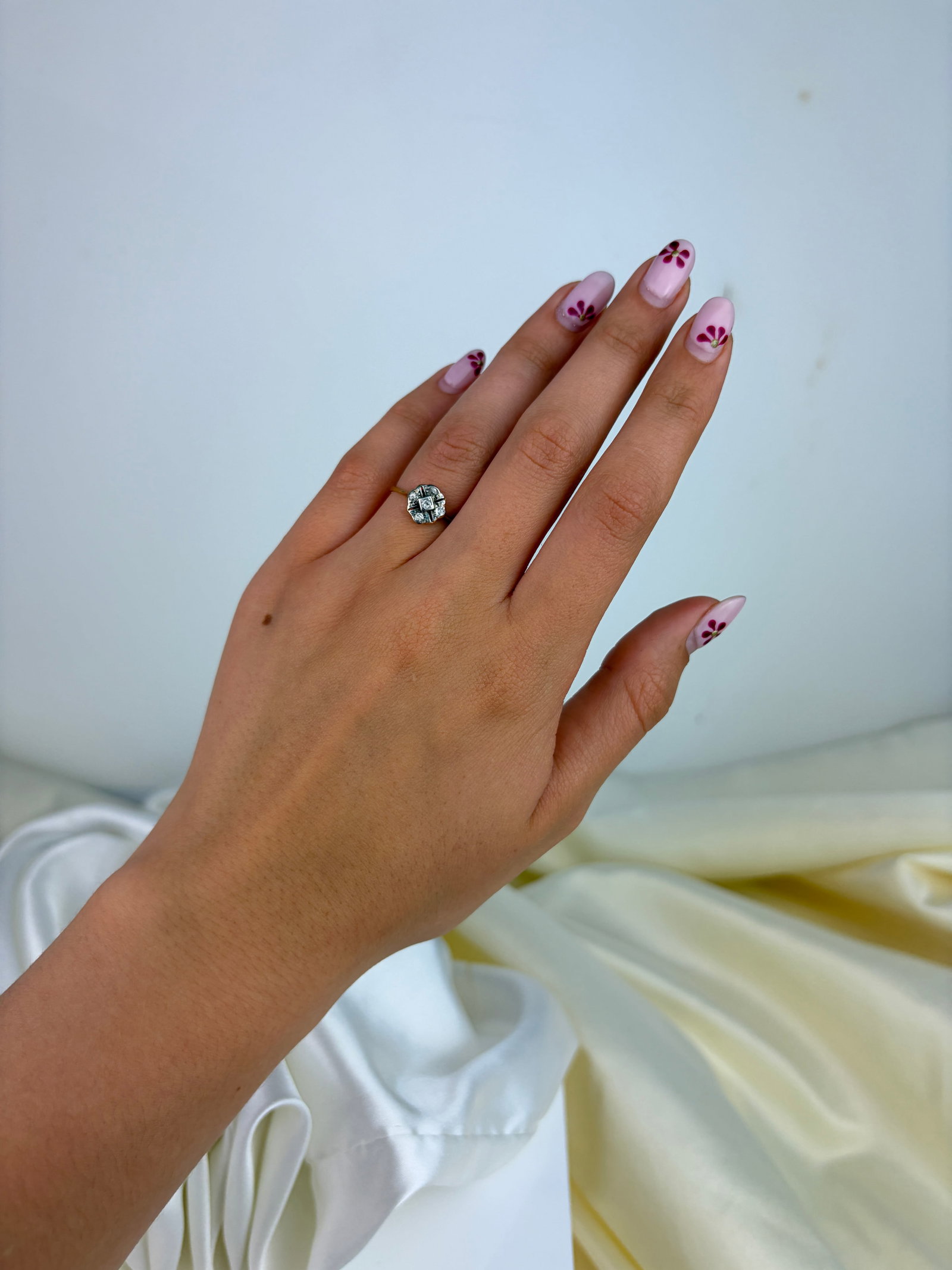 SWEET ANTIQUE 18CT GOLD DIAMOND CLUSTER RING - 7