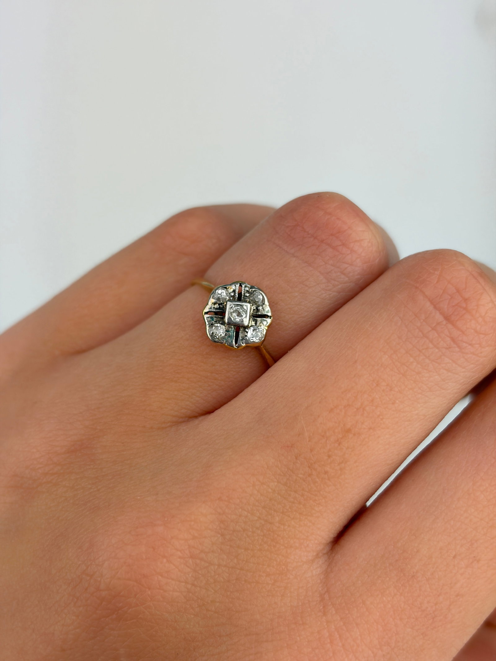 SWEET ANTIQUE 18CT GOLD DIAMOND CLUSTER RING - 8