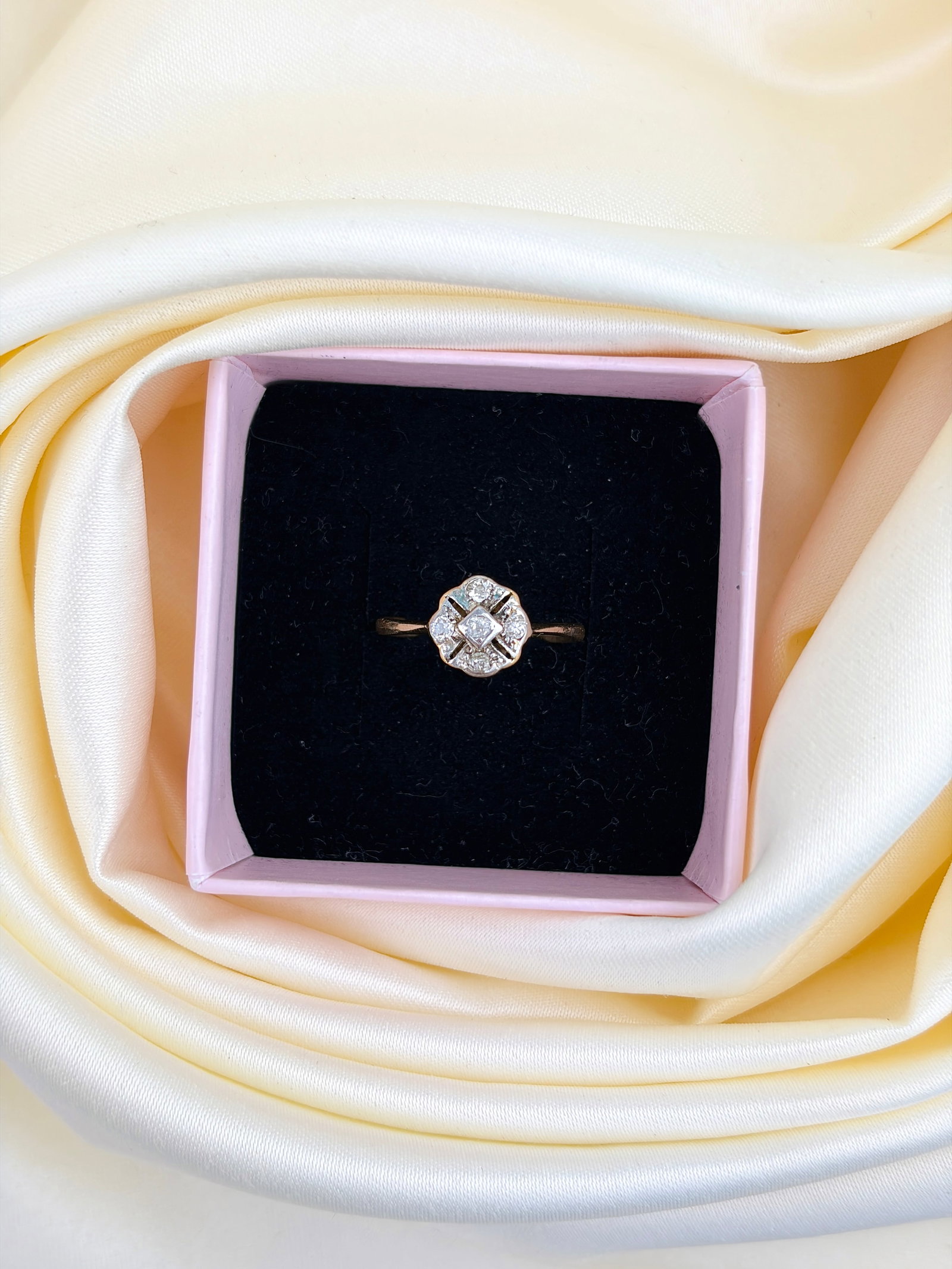 SWEET ANTIQUE 18CT GOLD DIAMOND CLUSTER RING - 9