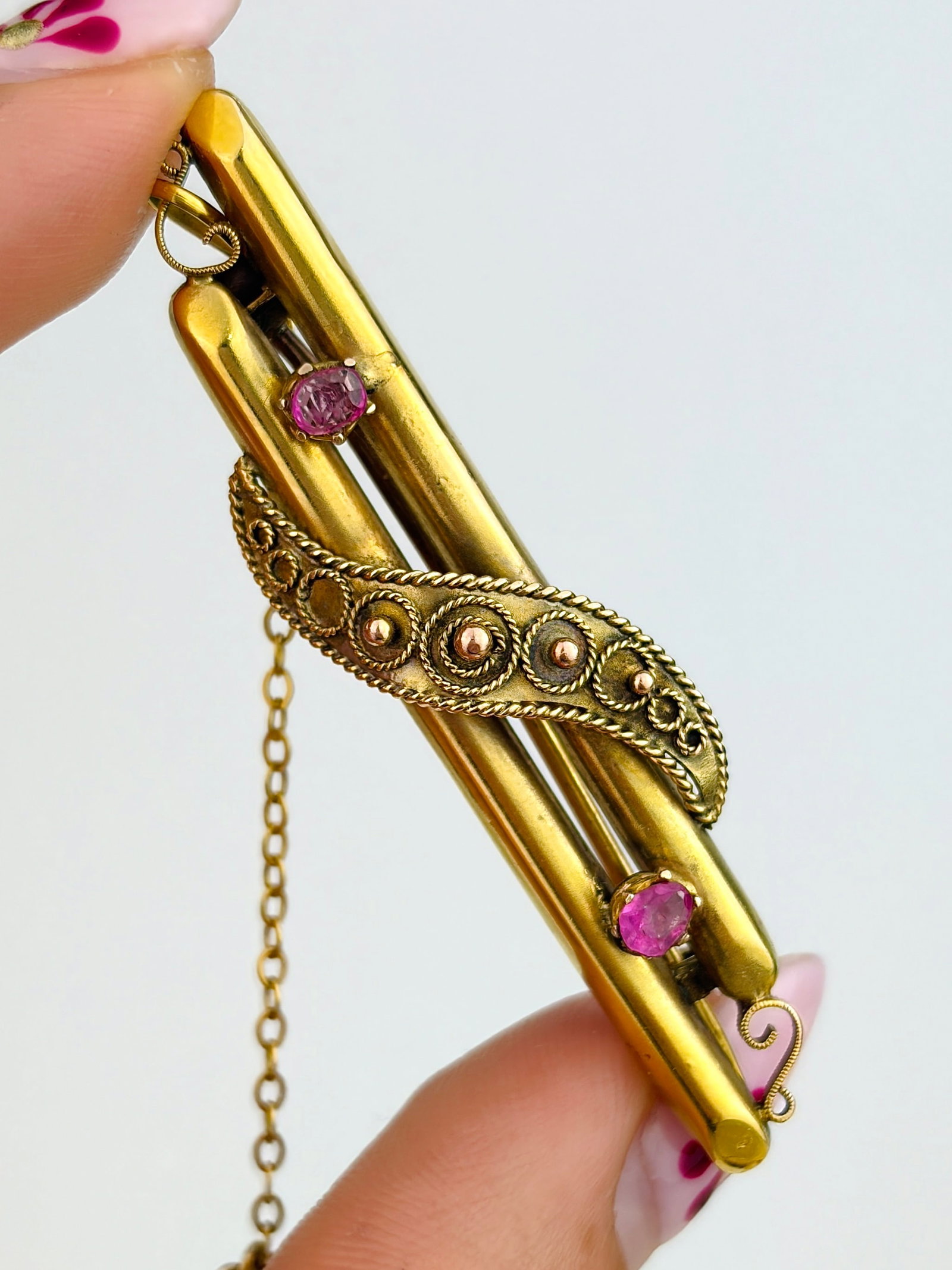 ANTIQUE 9CT YELLOW GOLD RUBY DETAILED BAR BROOCH - 2