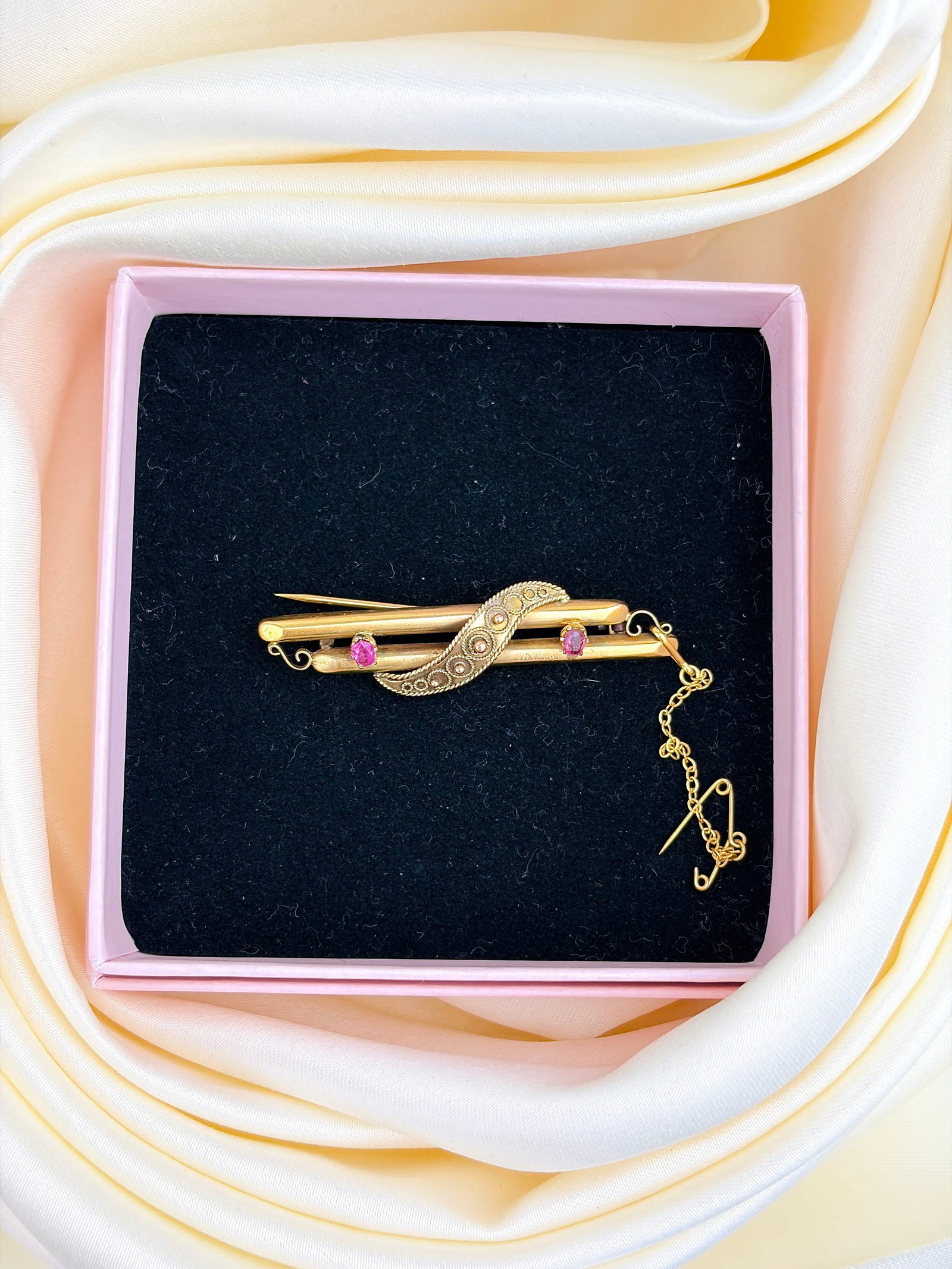 ANTIQUE 9CT YELLOW GOLD RUBY DETAILED BAR BROOCH - 7